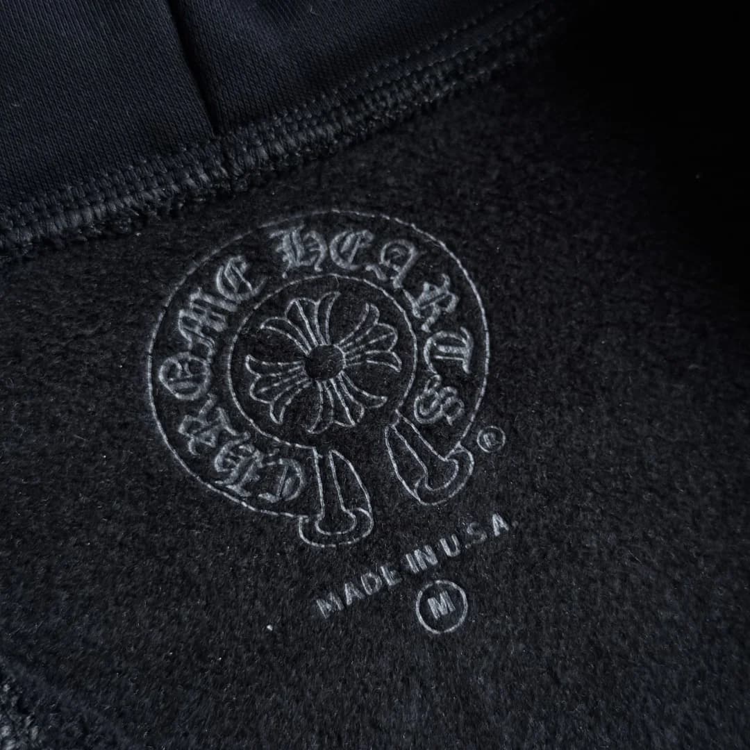 Внутренний принт с логотипом бренда и размером на черном зип-худи Chrome Hearts