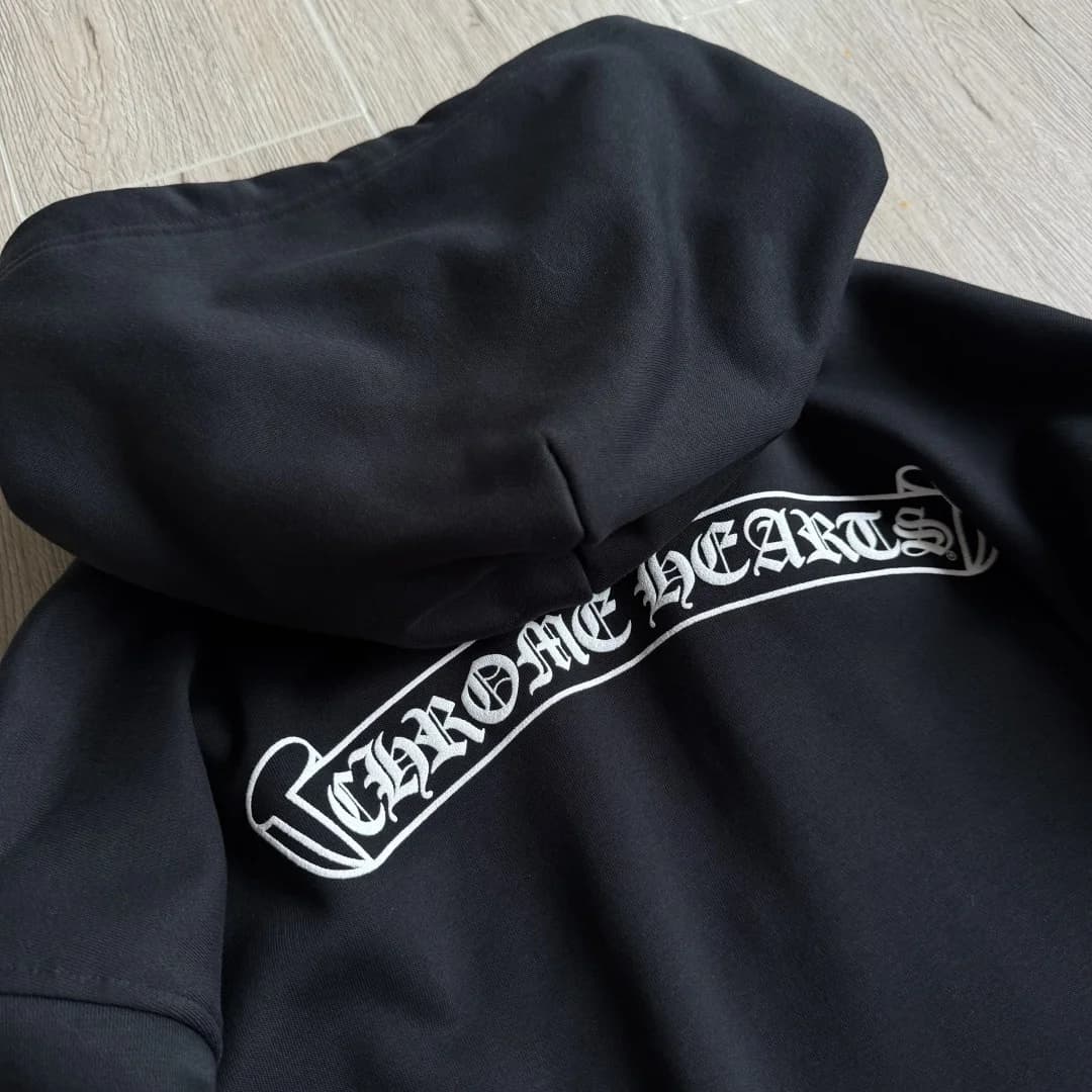Капюшон черного зип-худи Chrome Hearts с готической надписью сзади