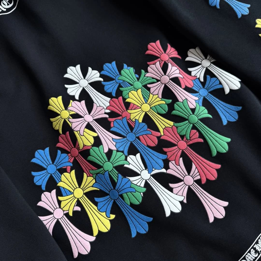 Разноцветный принт с крестами на спине черного зип-худи Chrome Hearts