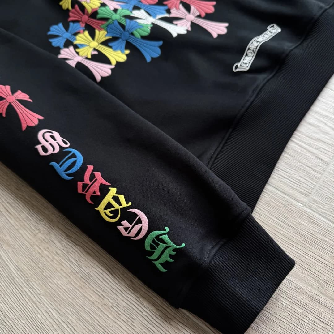 Деталь рукава и нижнего края черного зип-худи Chrome Hearts