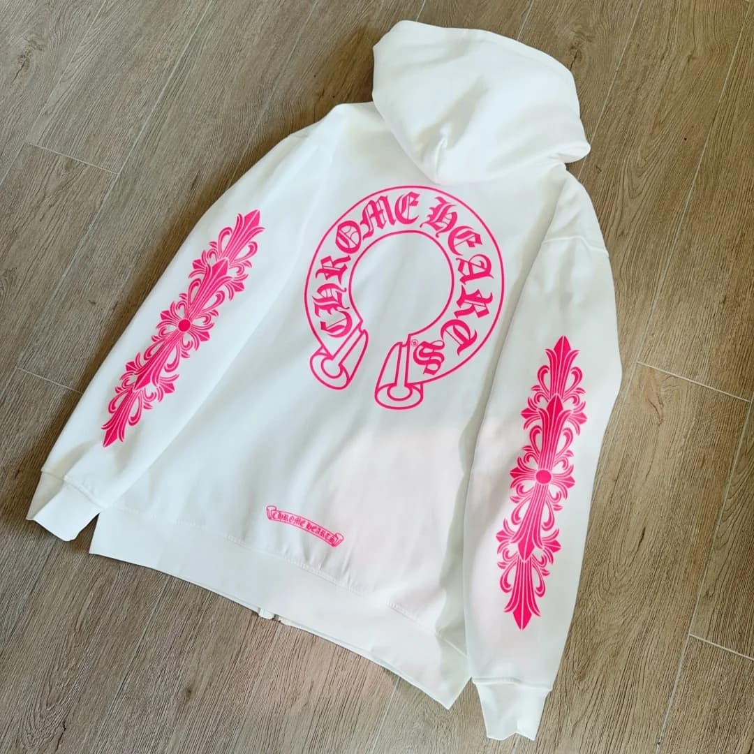 Белое зип-худи Chrome Hearts с розовым принтом, вид сзади под углом