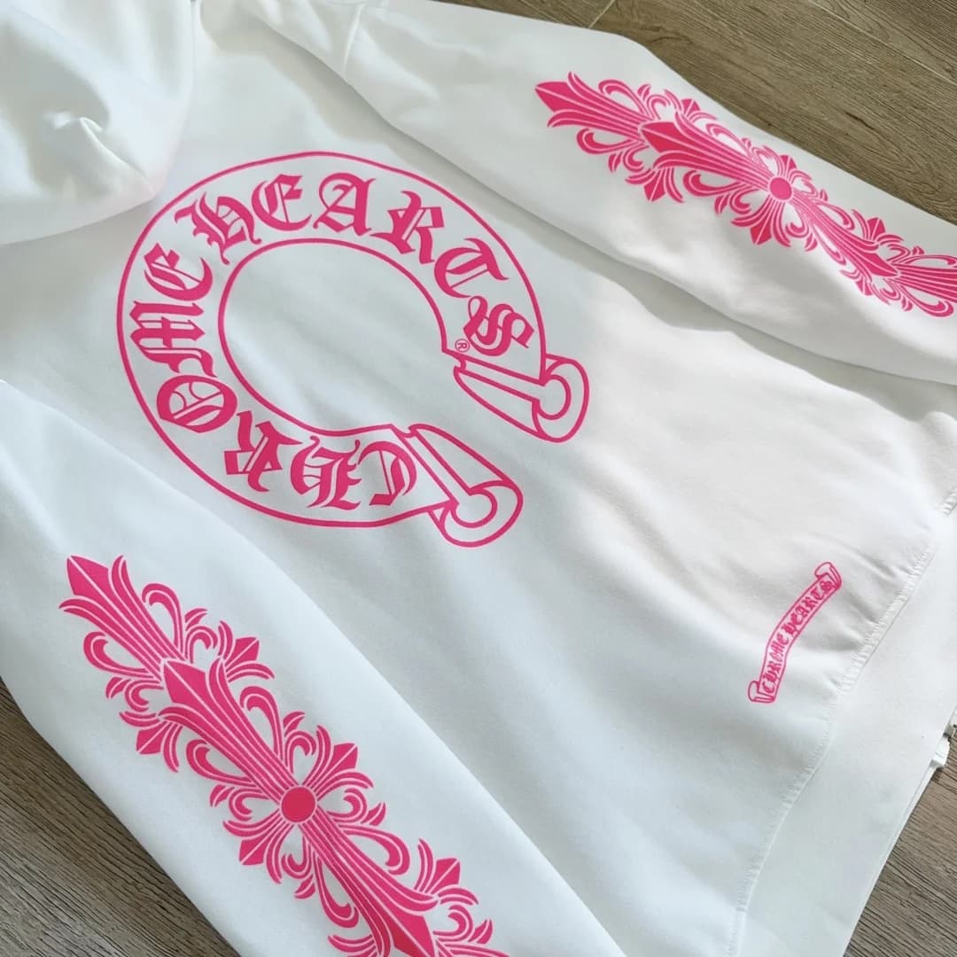 Принт в виде подковы и крестов на спине белого зип-худи Chrome Hearts