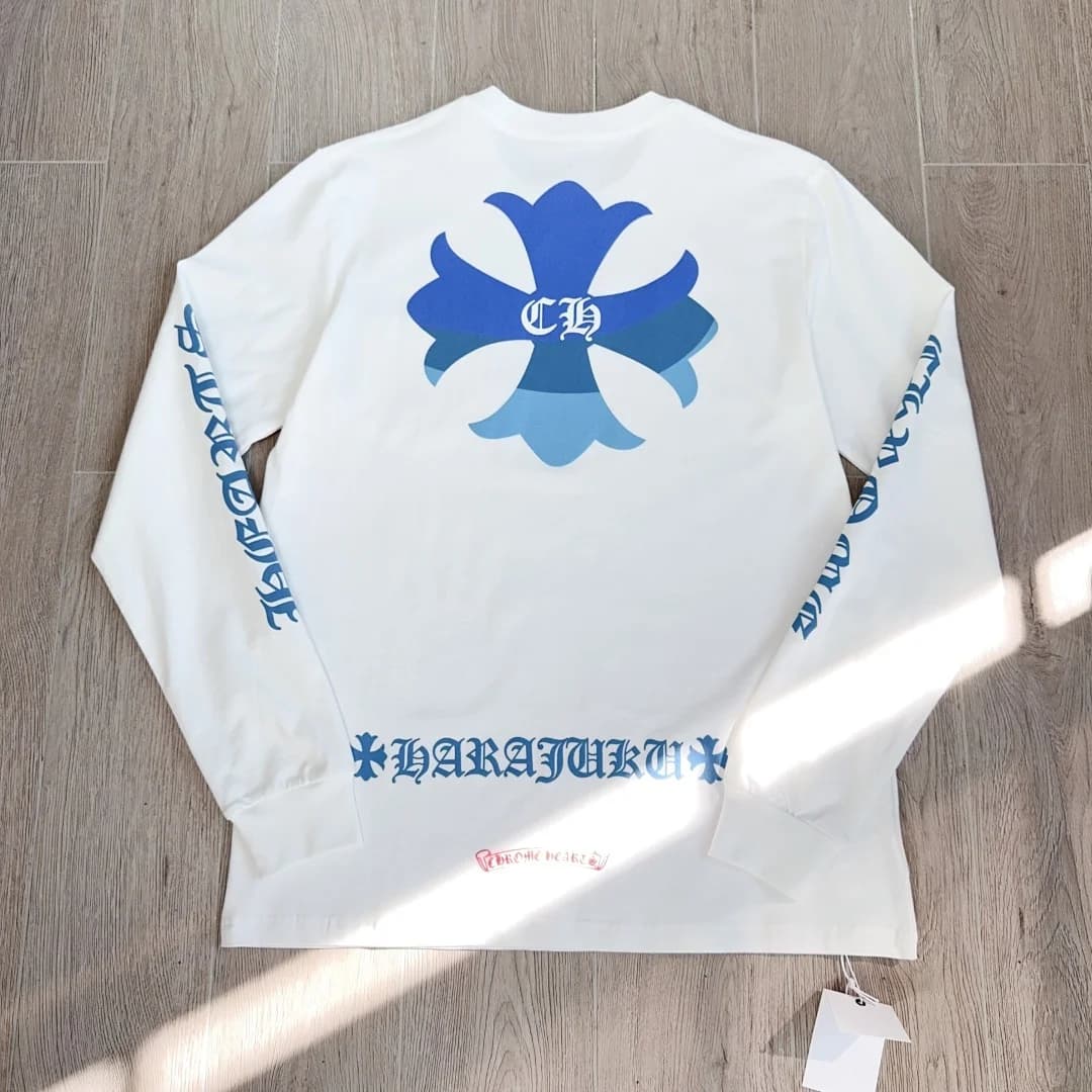Белый лонгслив Chrome Hearts Harajuku Limited, вид сзади с синим принтом креста