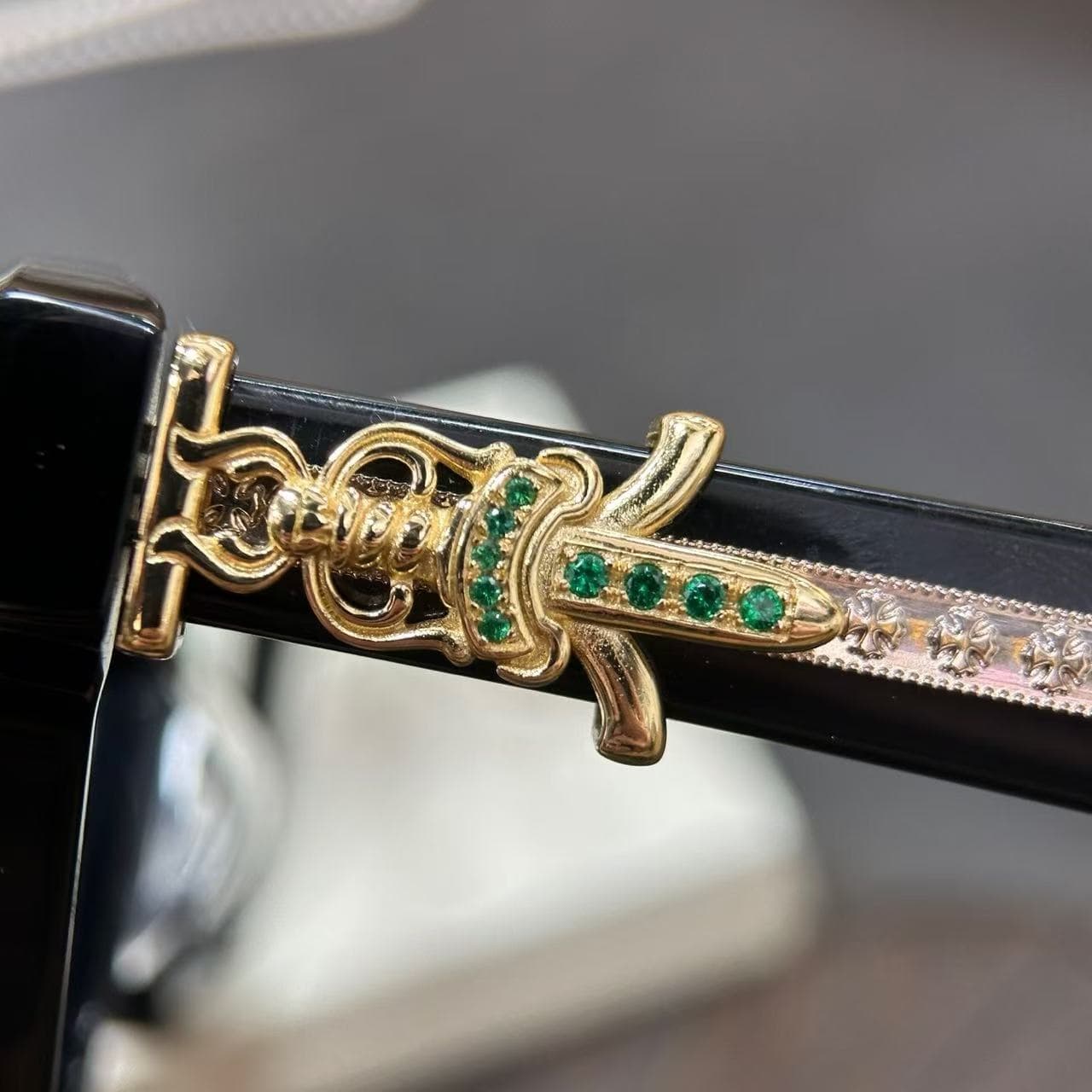 Декоративный элемент кинжал Dagger с зелеными камнями на заушнике Chrome Hearts