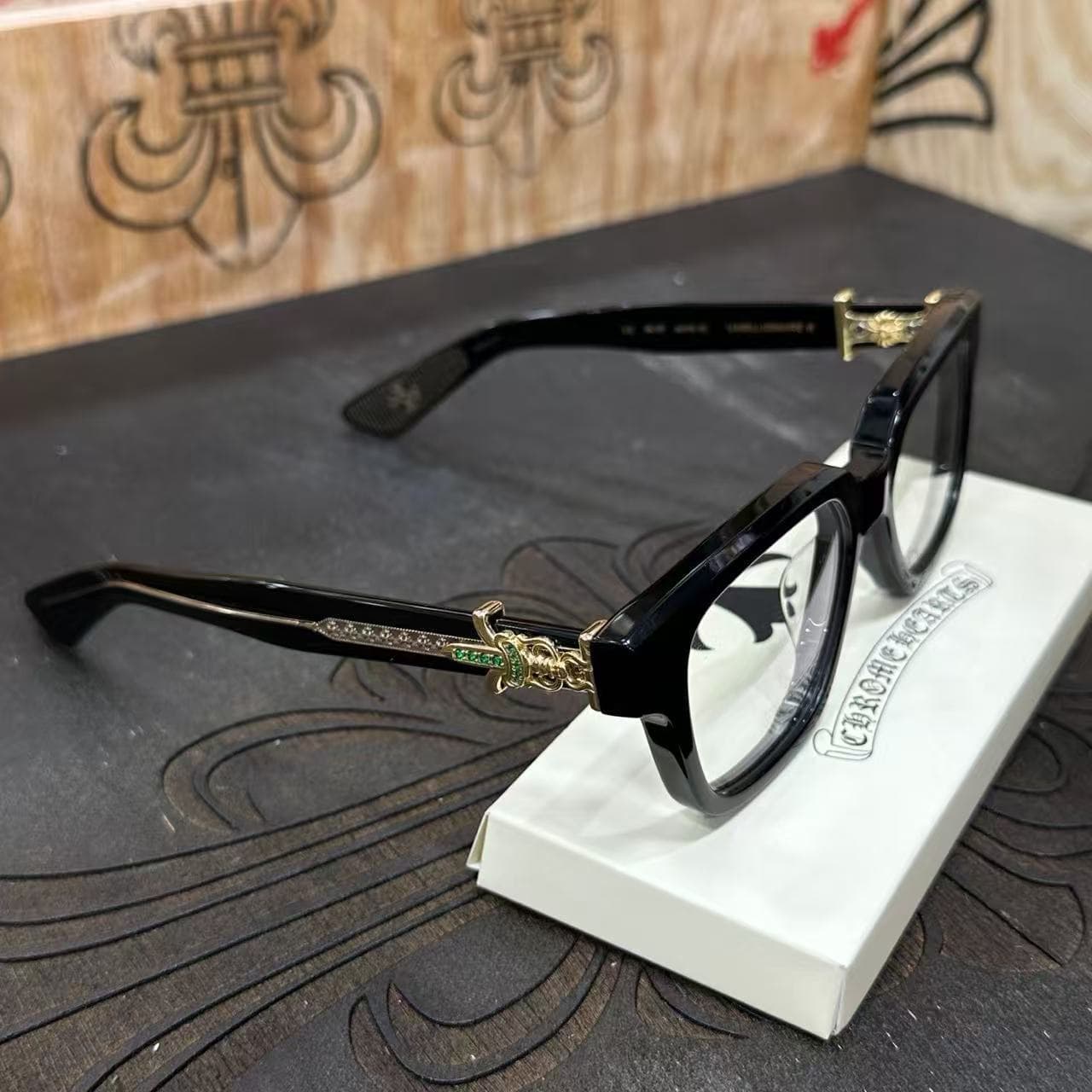 Черные очки Chrome Hearts VAGILLIONAIRE II под углом