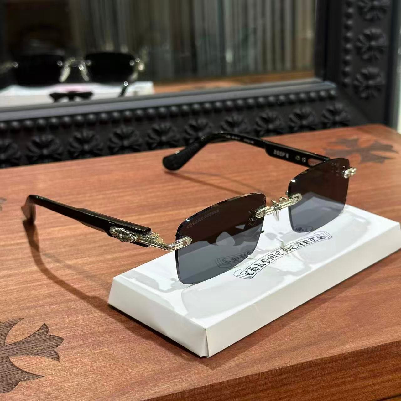 Безободковые очки Chrome Hearts DEEP II с темными линзами на подставке