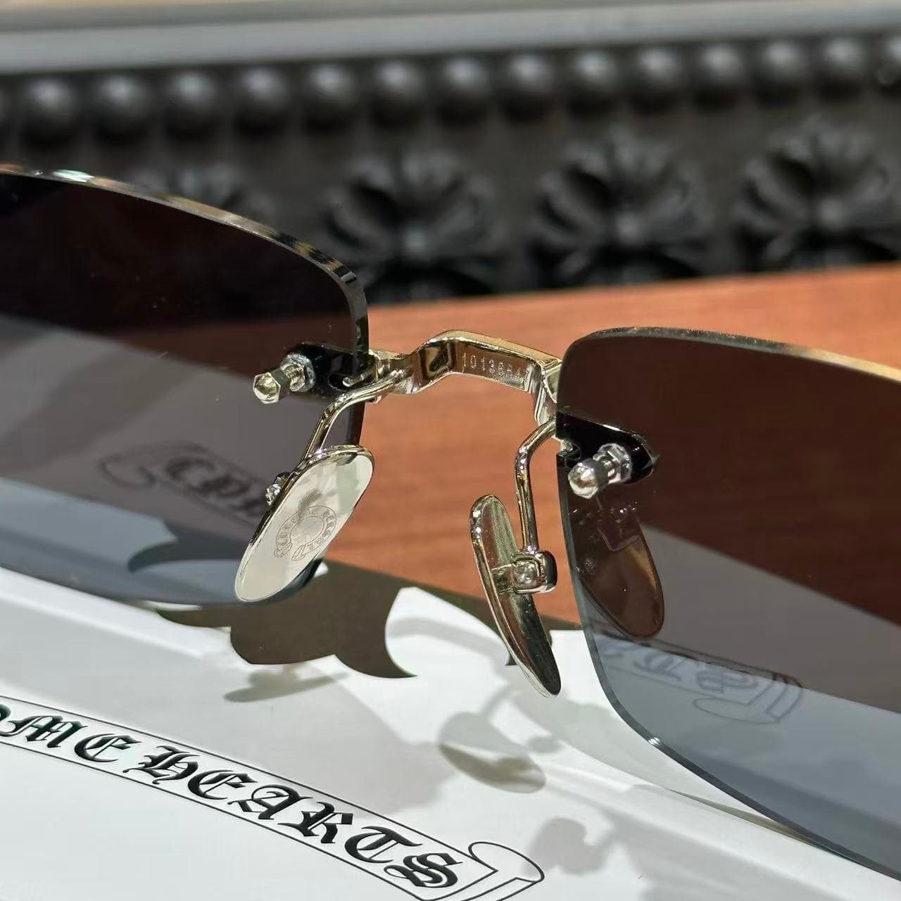 Крупный план серебряного моста и носоупоров очков Chrome Hearts DEEP II