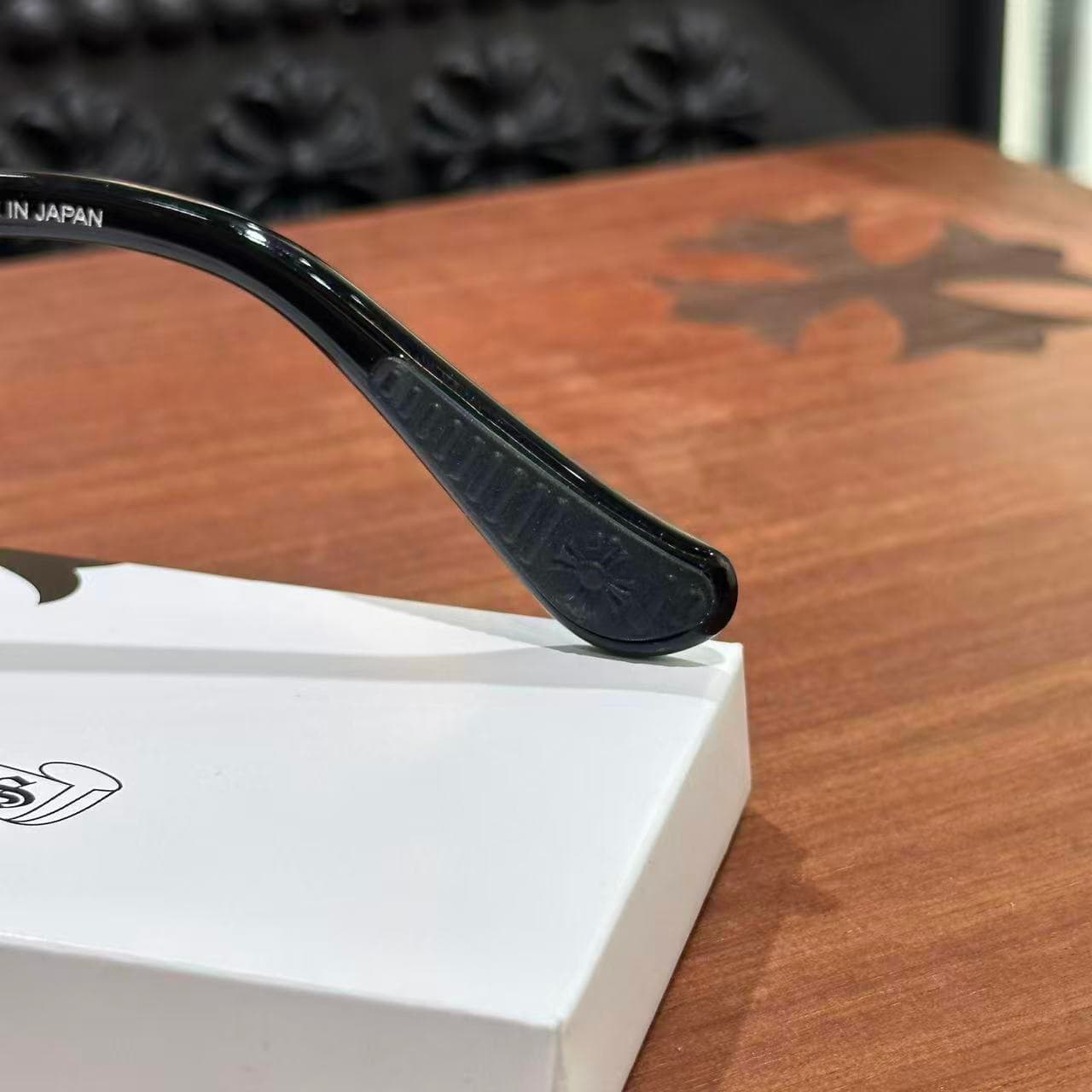 Наконечник заушника очков Chrome Hearts с рельефным фирменным мотивом