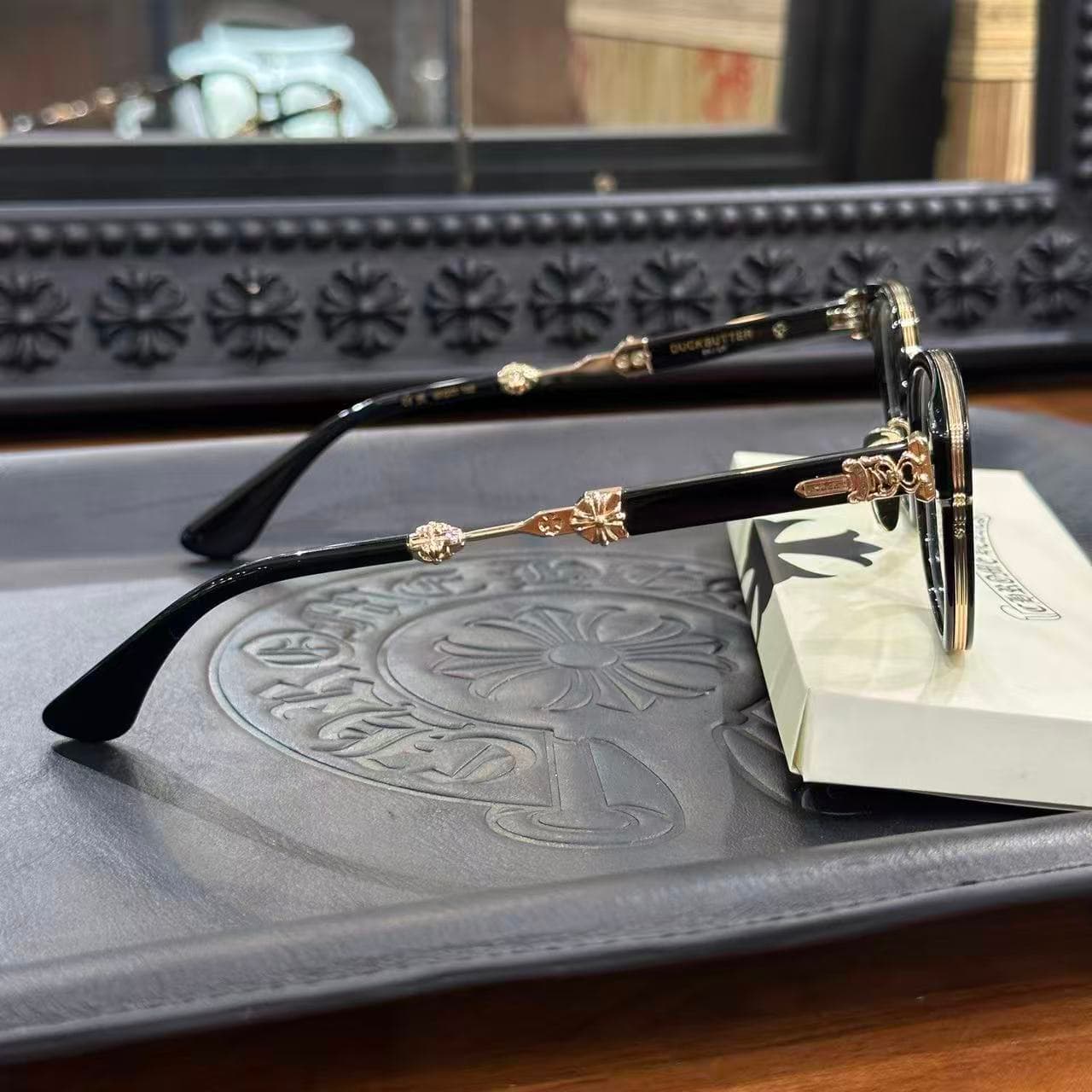Очки Chrome Hearts Duck Butter в черно-золотой оправе, вид сбоку