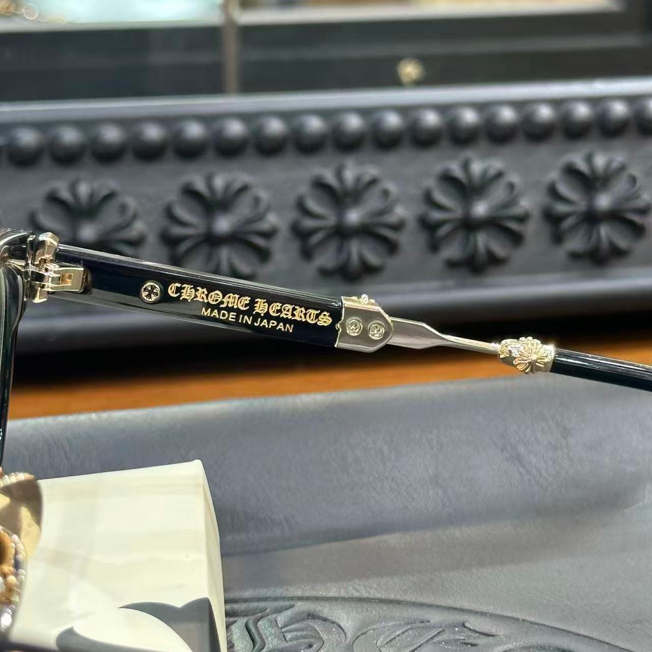 Гравировка Chrome Hearts Made in Japan на внутренней стороне заушника