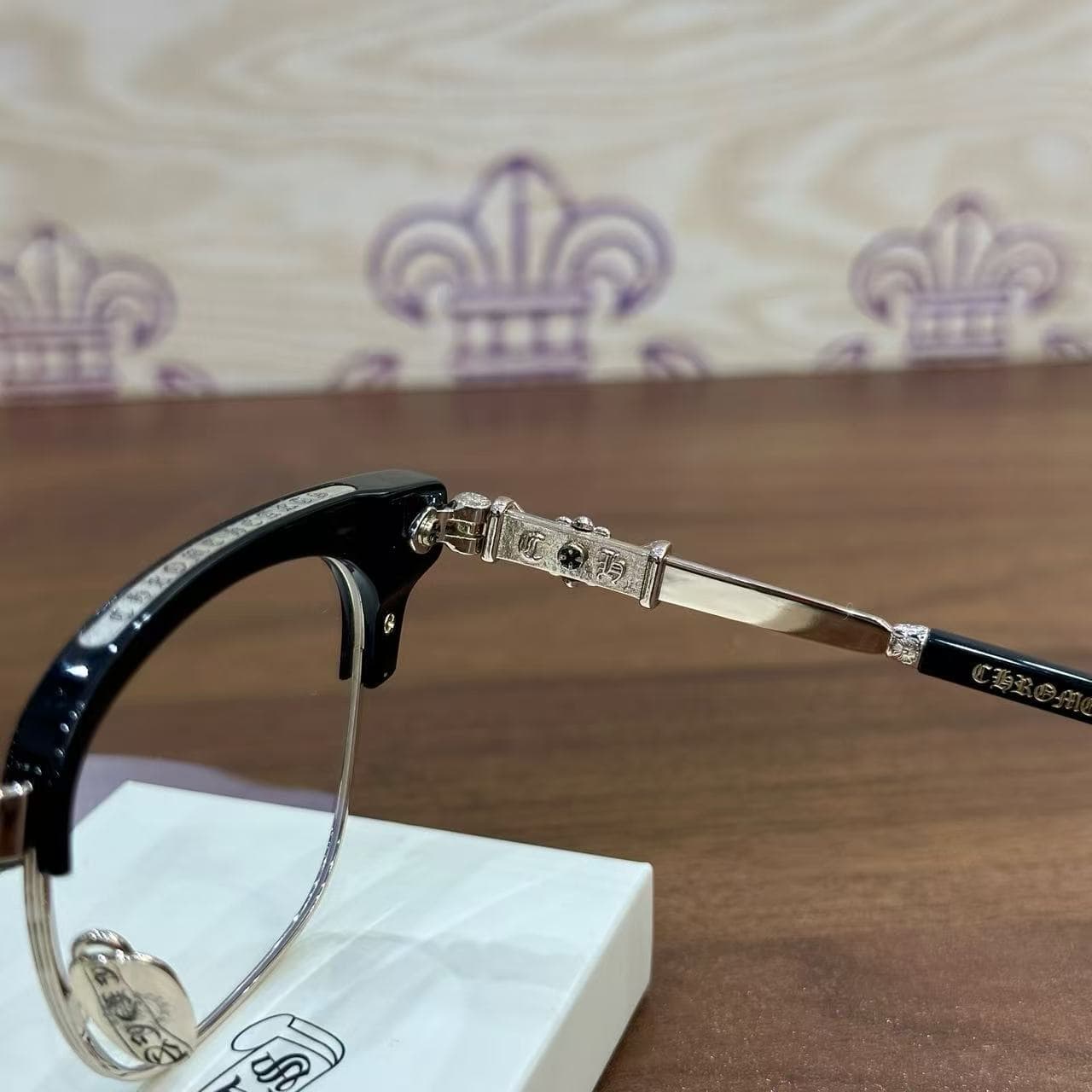 Вид сбоку на крепление дужки и верхнюю часть оправы Chrome Hearts BONENNOISSEUR II