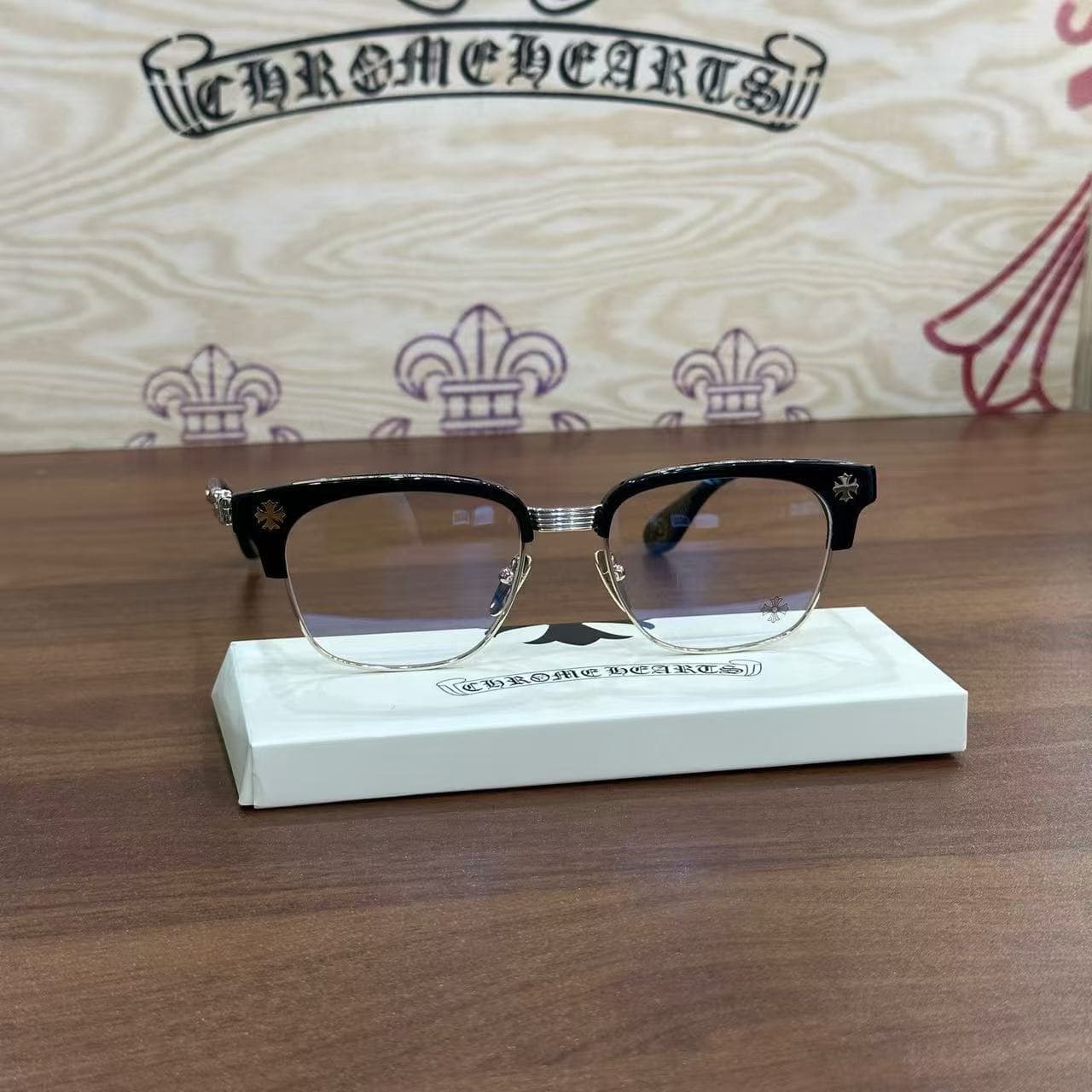 Фронтальный вид очков Chrome Hearts BONENNOISSEUR II с прозрачными линзами