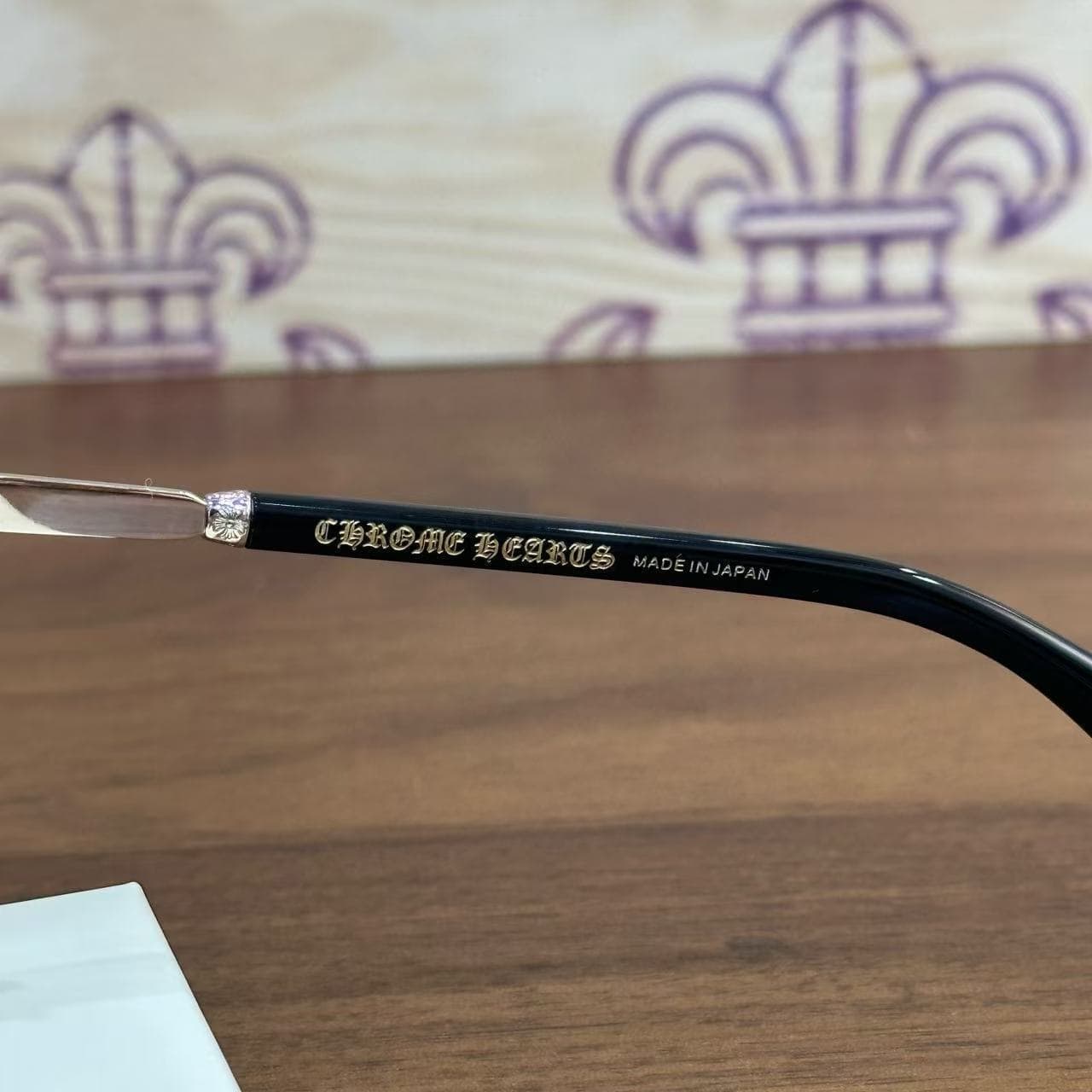 Гравировка Chrome Hearts Made in Japan на внутренней стороне заушника