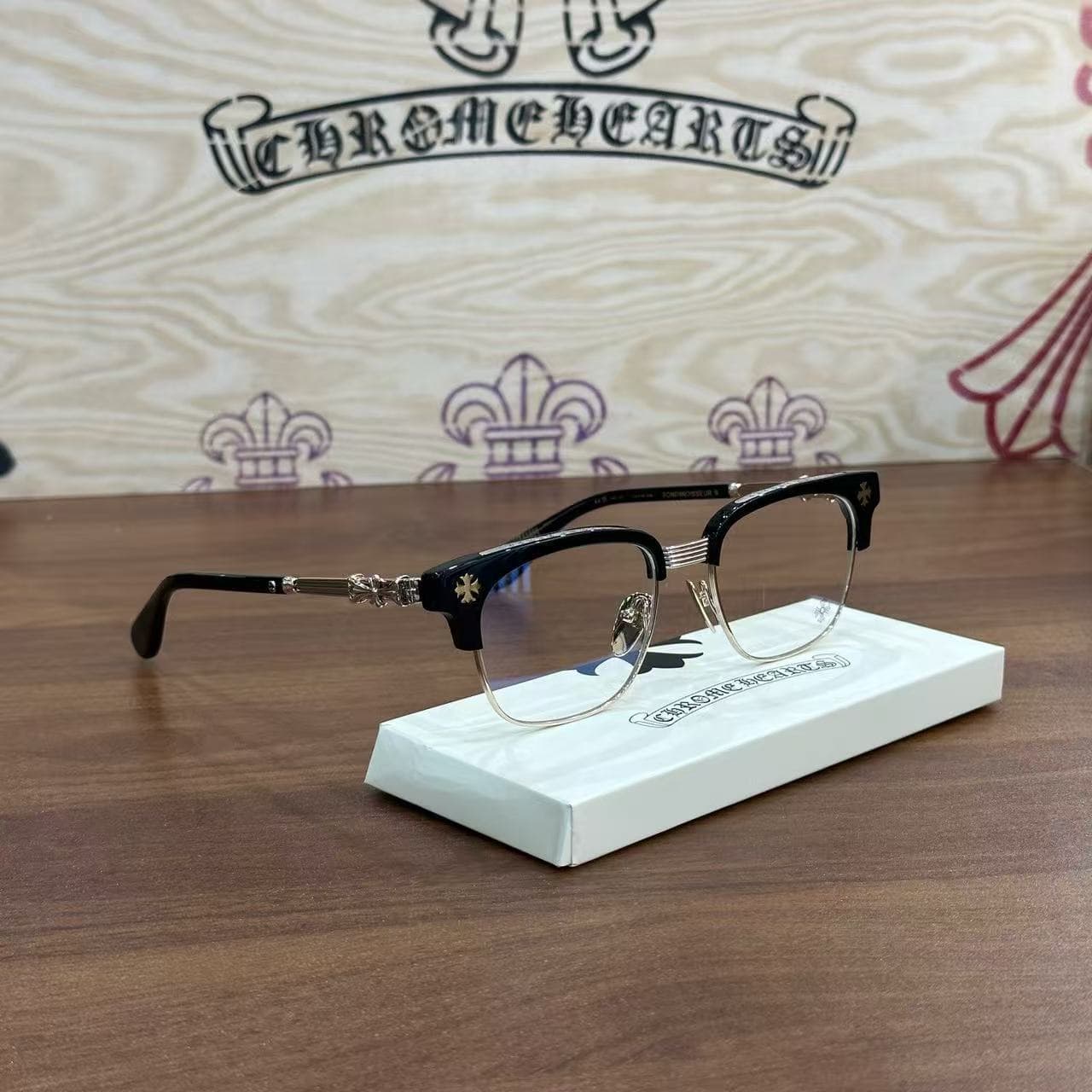 Очки Chrome Hearts BONENNOISSEUR II на фирменной подставке в ракурсе три четверти