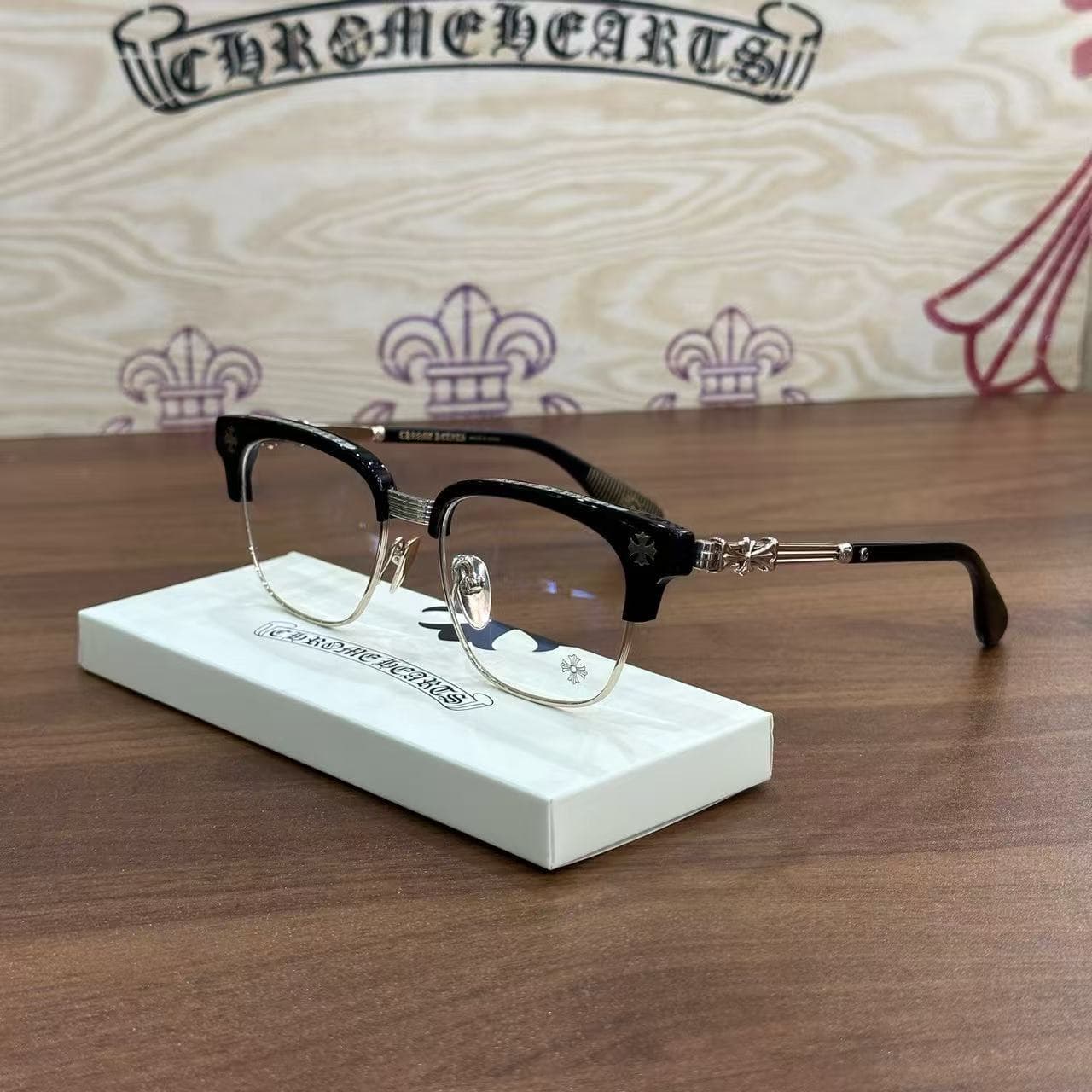 Общий вид оправы Chrome Hearts BONENNOISSEUR II в черно-золотом исполнении