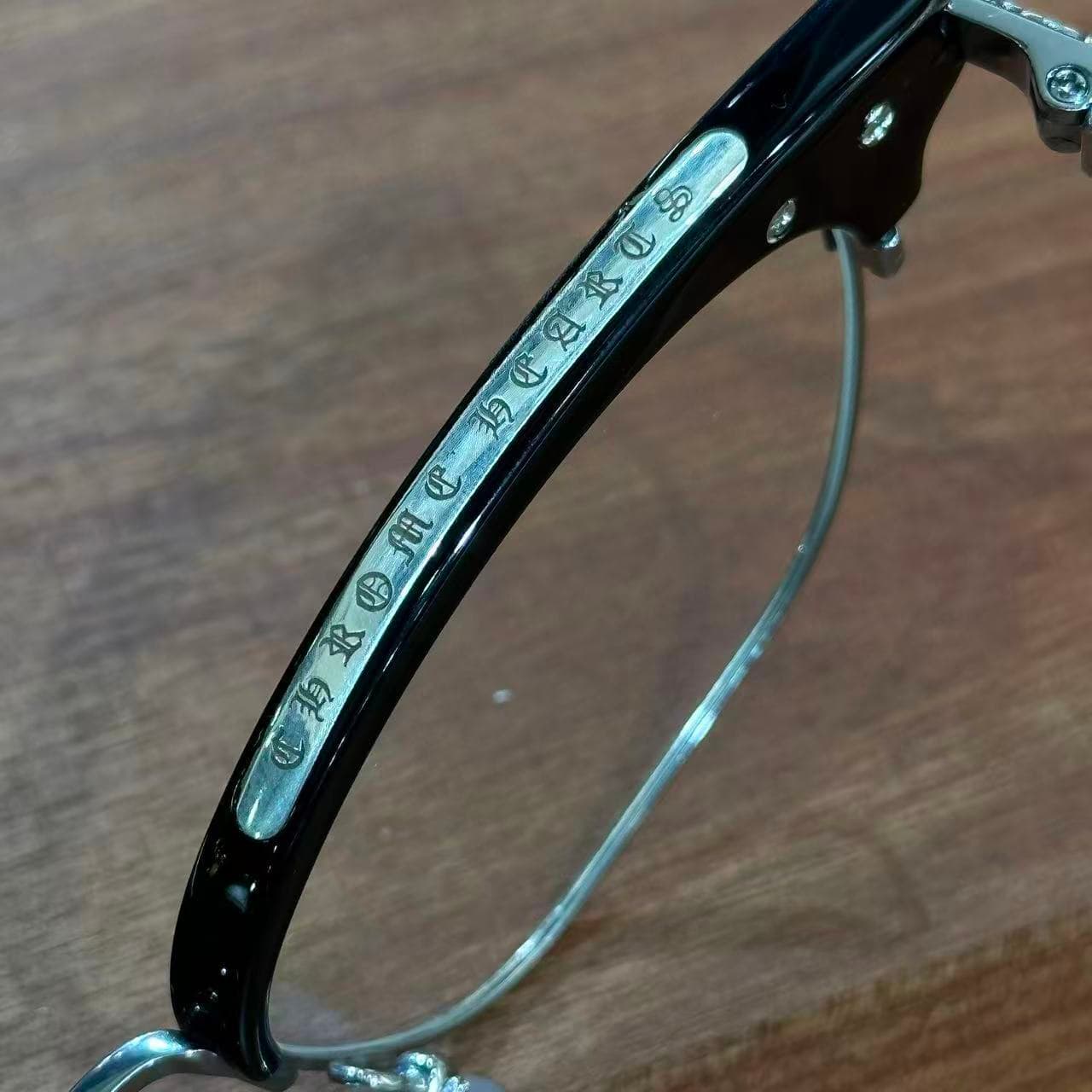 Гравировка логотипа Chrome Hearts на верхней планке оправы