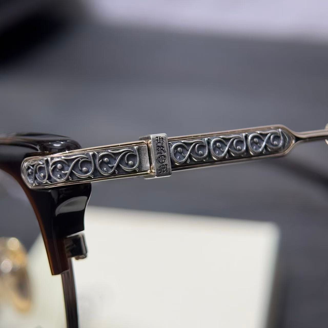 Филигранный серебряный узор на дужке очков Chrome Hearts VERTICAL SMILE II крупным планом