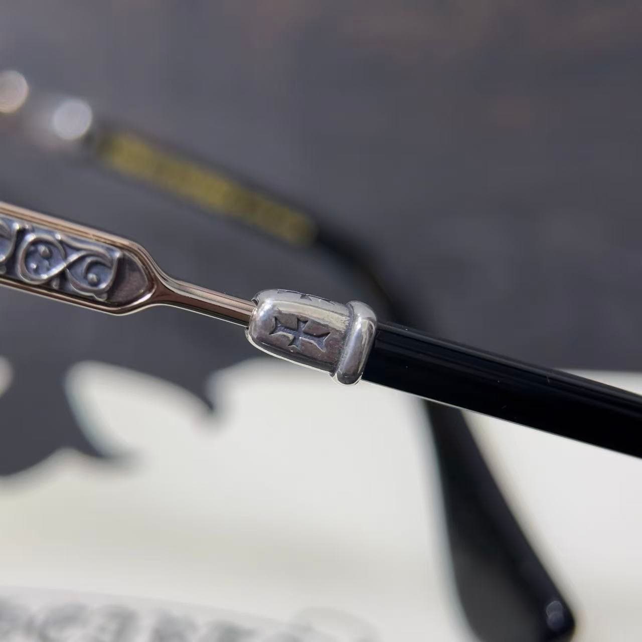 Декоративный серебряный элемент с крестом на дужке очков Chrome Hearts VERTICAL SMILE II