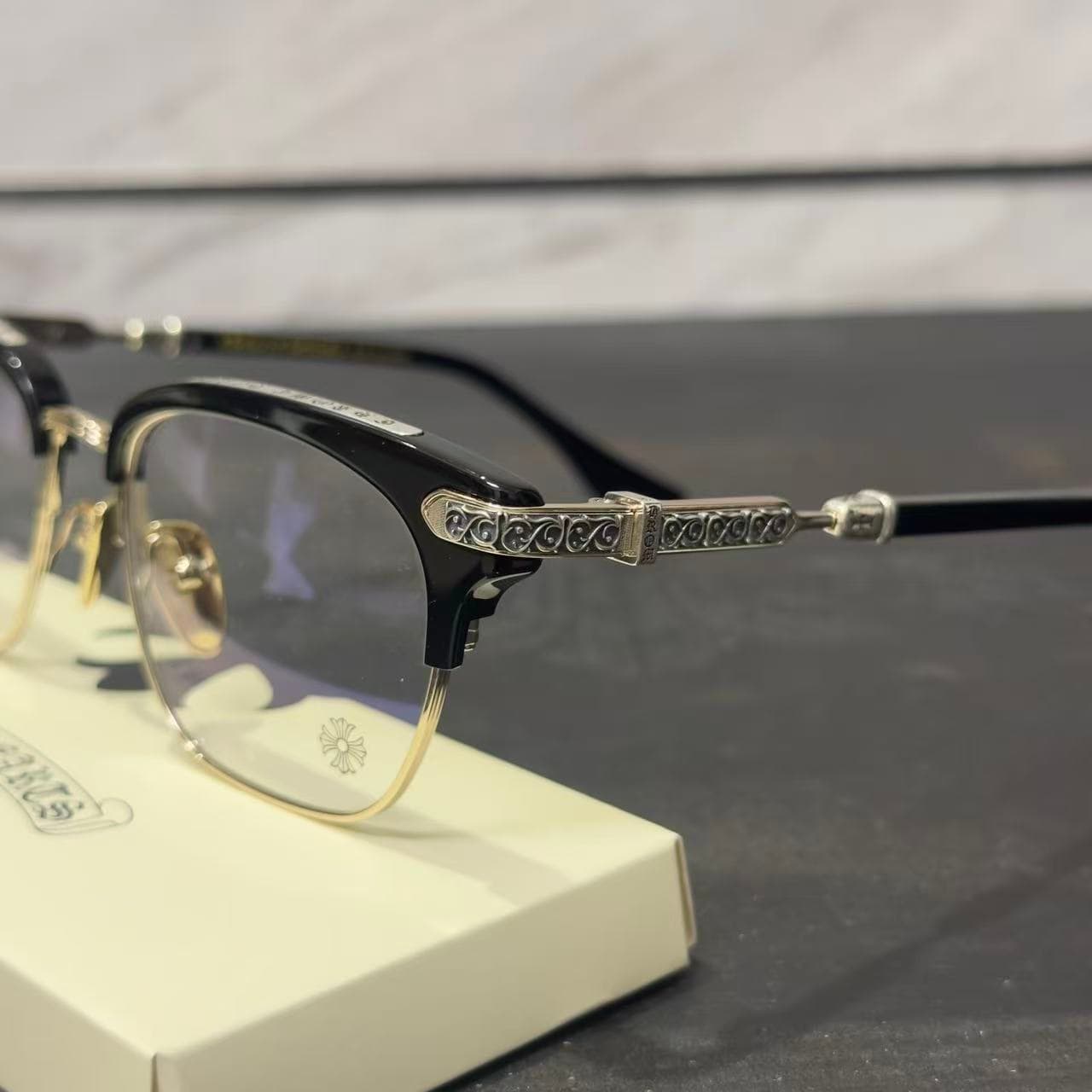 Крупный план фронтальной части и заушника очков Chrome Hearts VERTICAL SMILE II