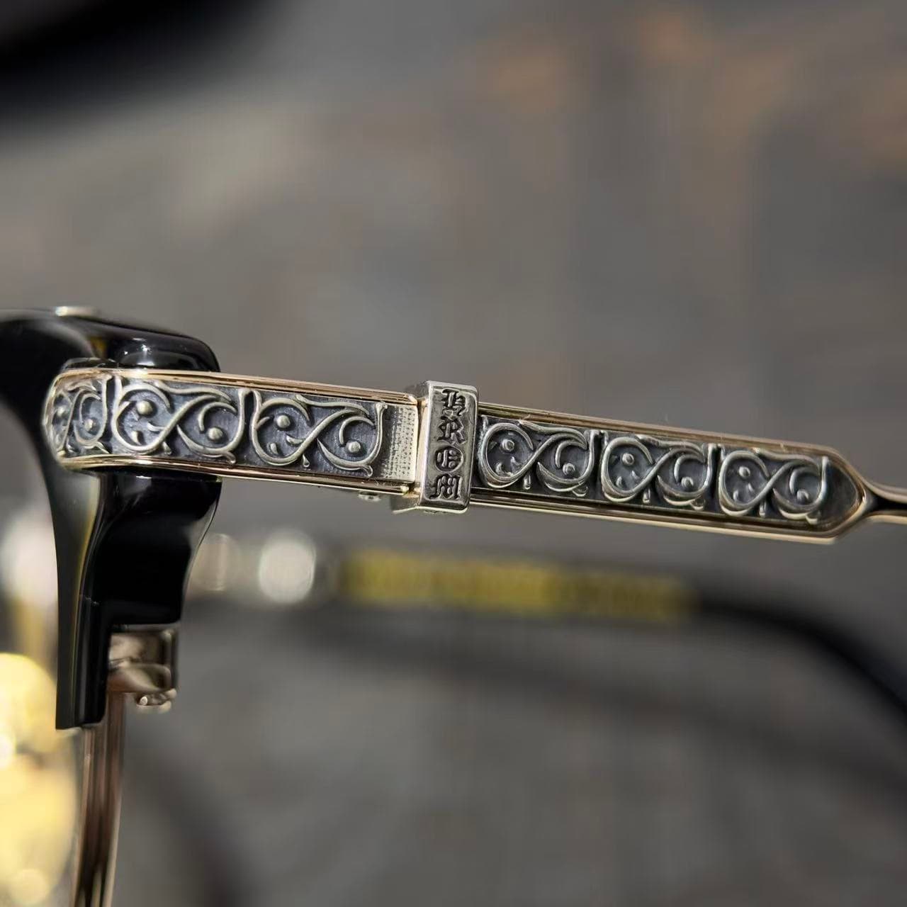 Резной серебряный орнамент на заушнике очков Chrome Hearts VERTICAL SMILE II