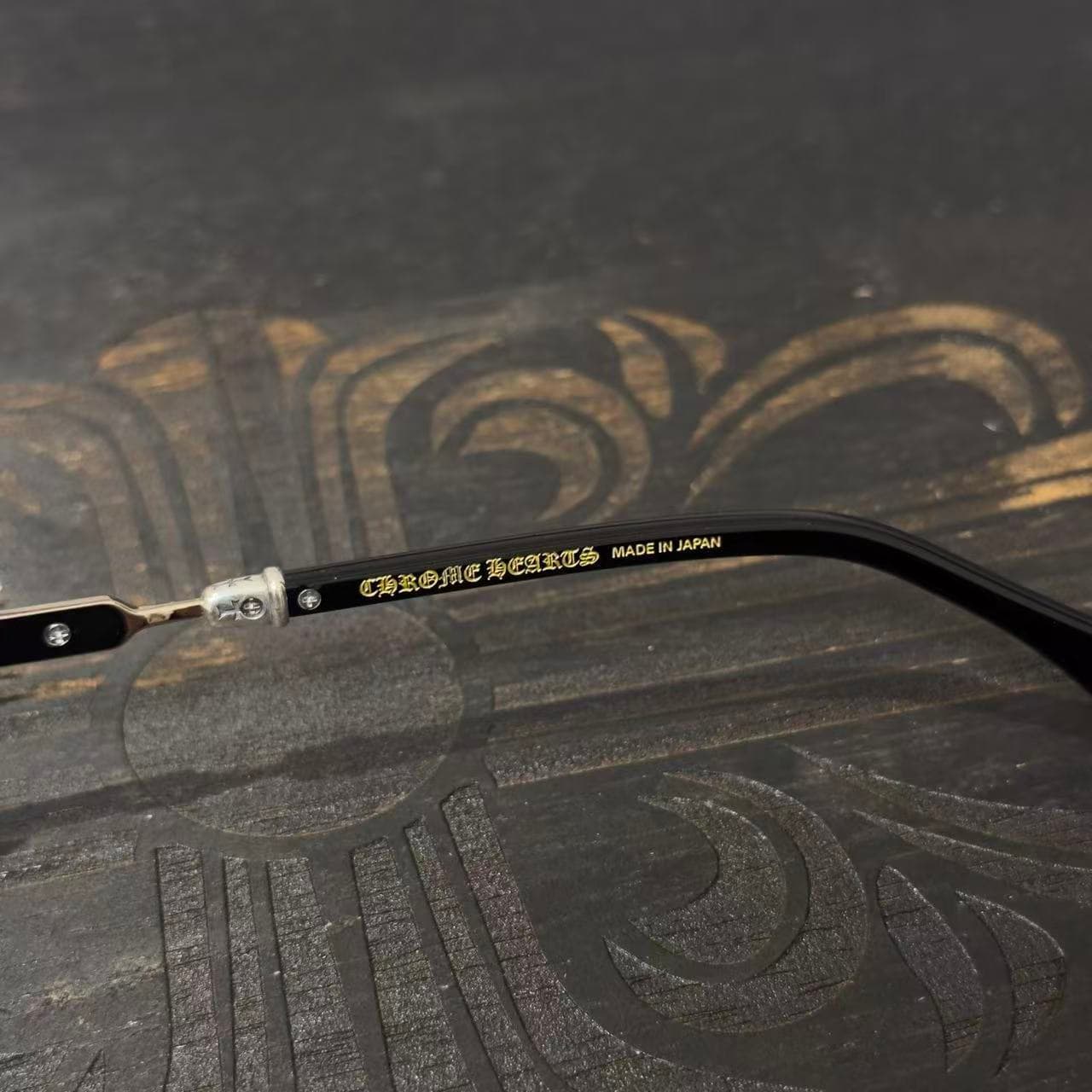 Гравировка Chrome Hearts Made in Japan на внутренней стороне заушника