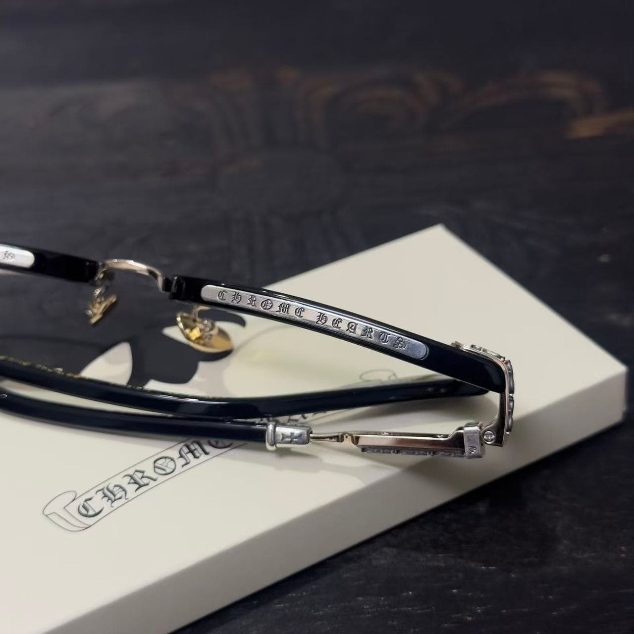 Вид сверху на гравированную верхнюю часть оправы Chrome Hearts VERTICAL SMILE II