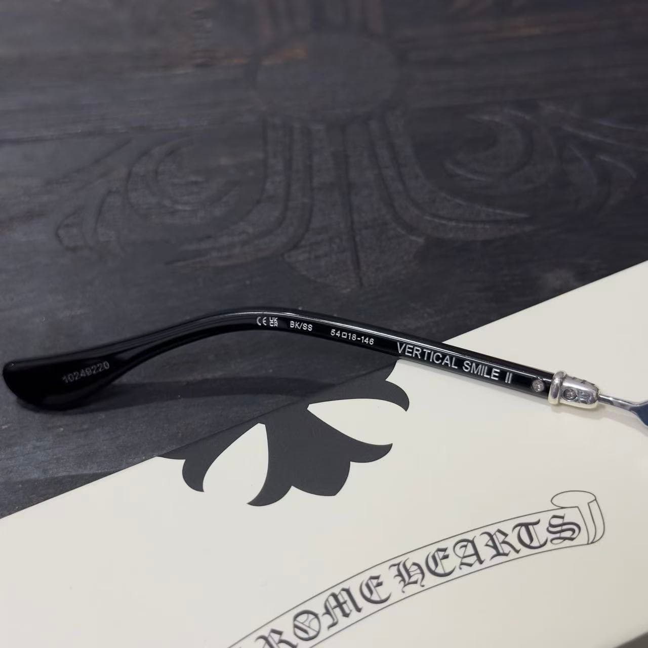 Маркировка модели Chrome Hearts VERTICAL SMILE II и размера 54-18-146 на внутренней стороне дужки