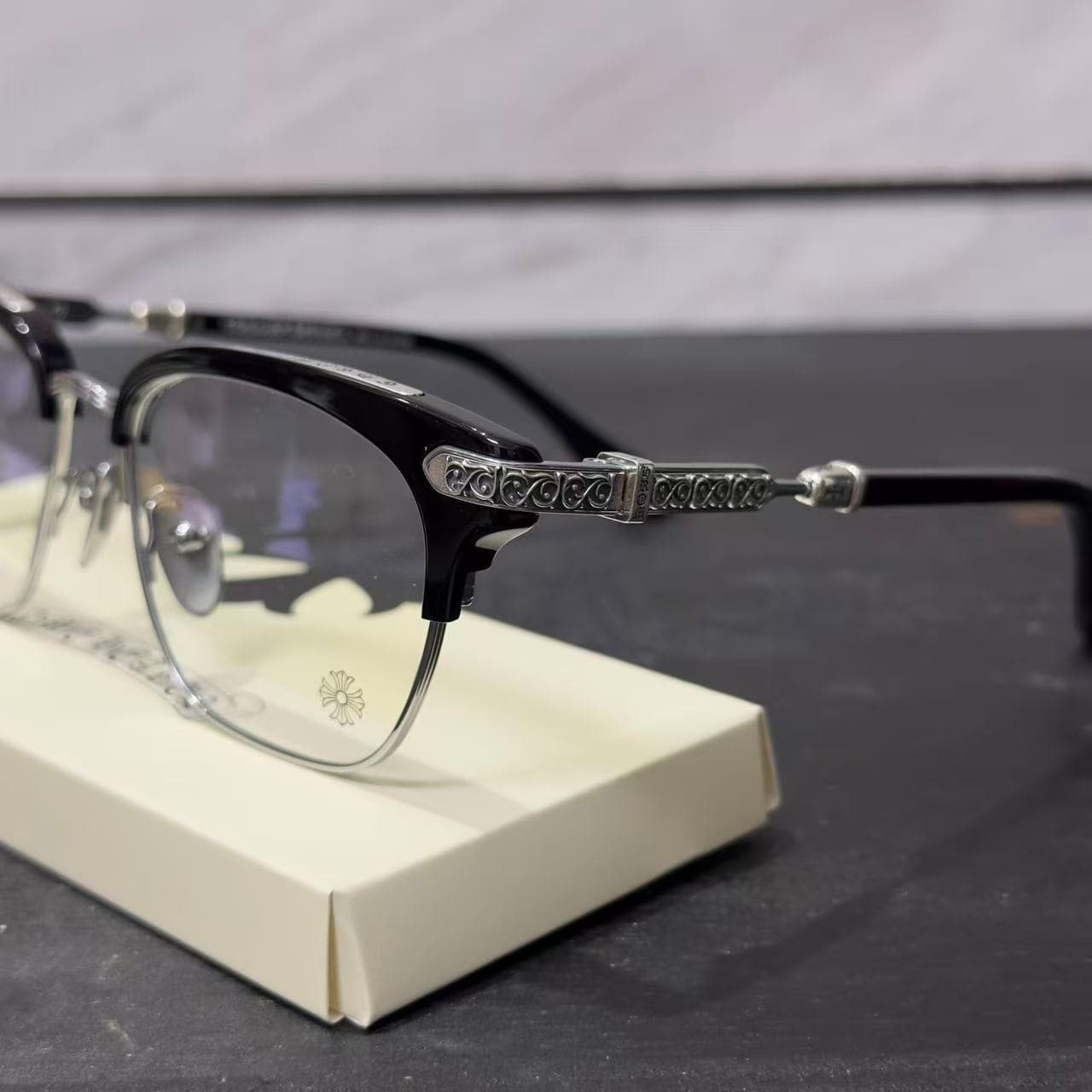 Фронтальная часть оправы Chrome Hearts VERTICAL SMILE II и серебряный декор дужки