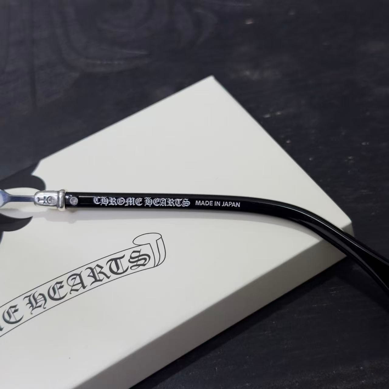 Надпись Chrome Hearts Made in Japan на внутренней стороне заушника