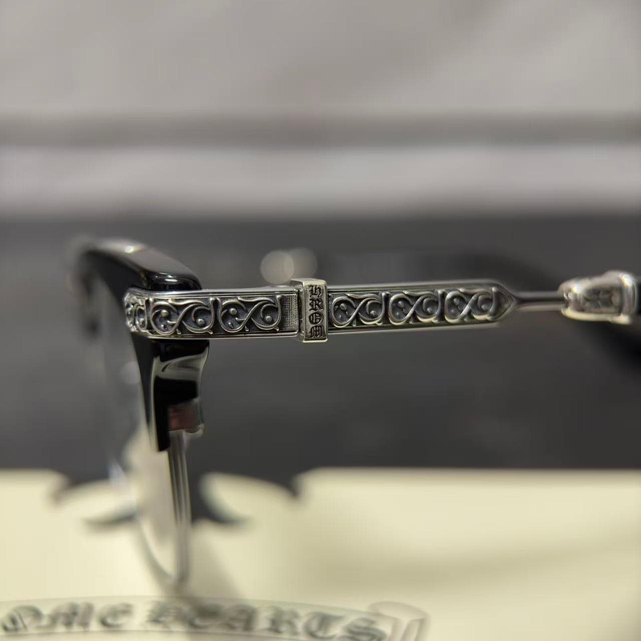 Филигранный серебряный орнамент и шарнир заушника очков Chrome Hearts