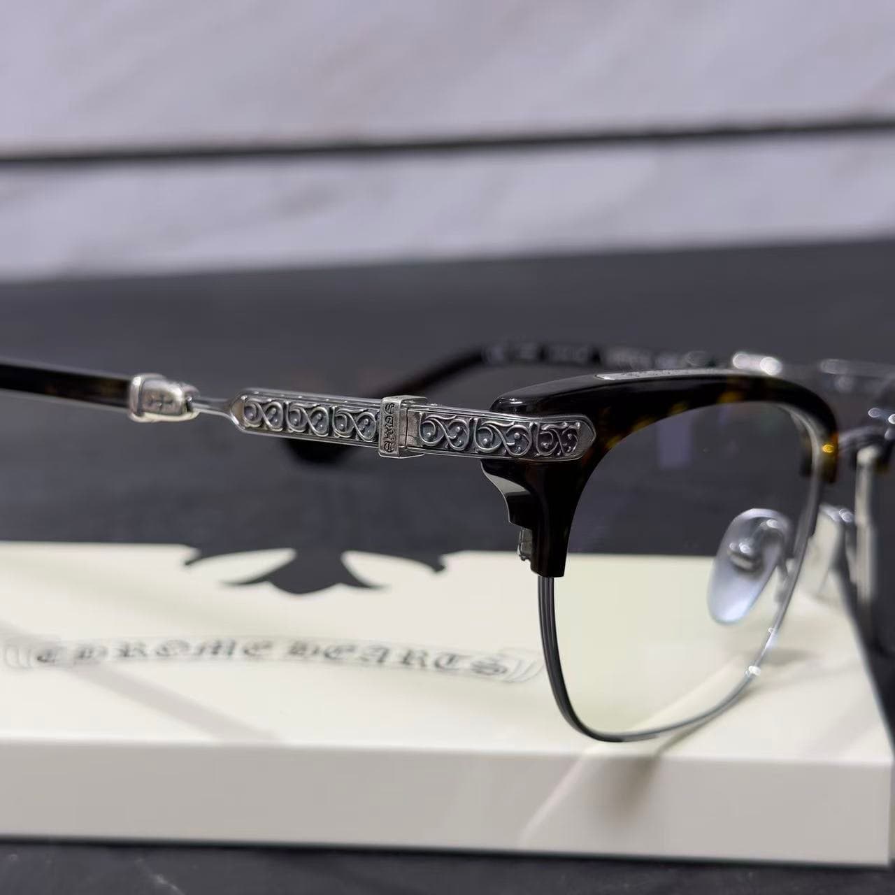 Резной серебряный декор на заушнике очков Chrome Hearts VERTICAL SMILE II