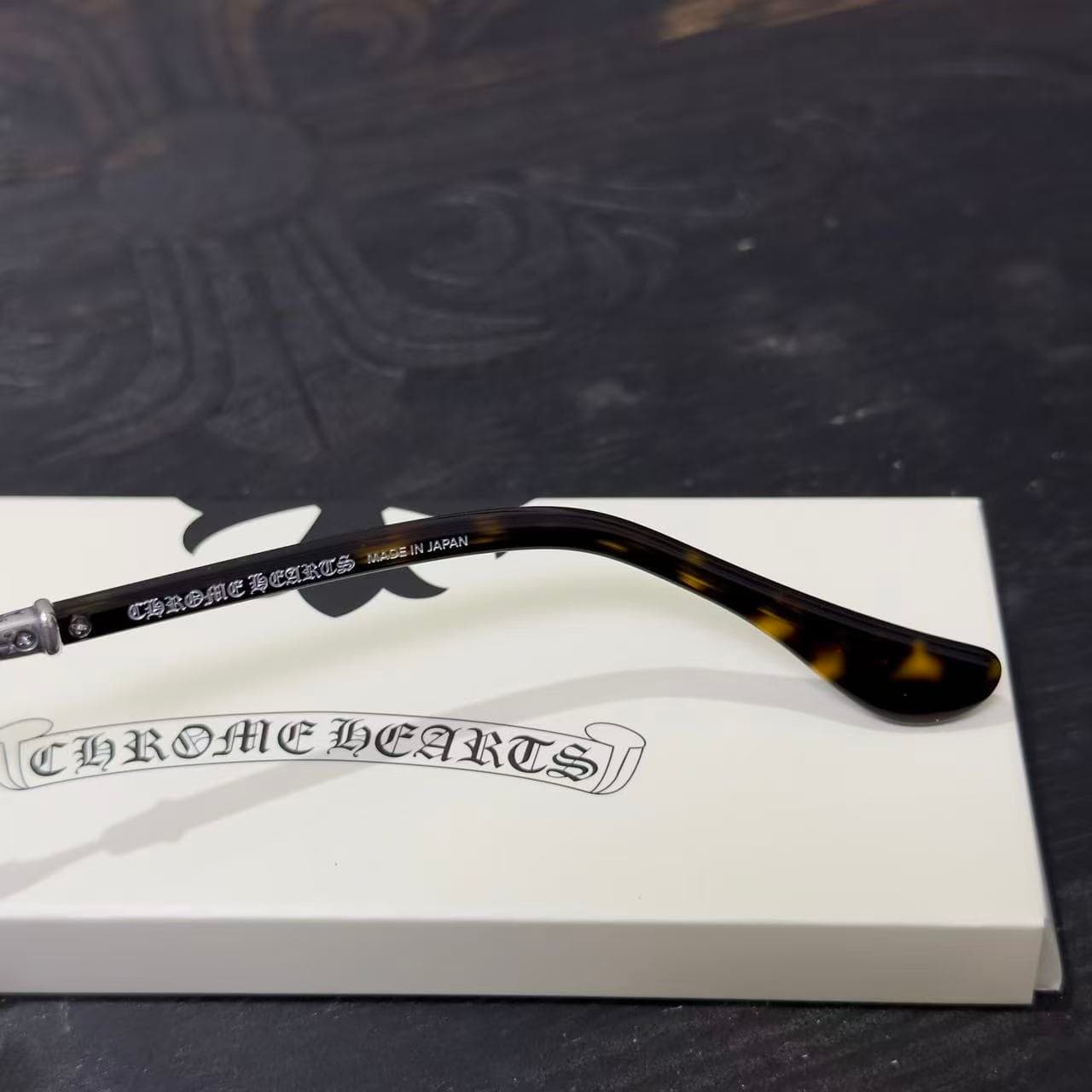 Гравировка Chrome Hearts Made in Japan на внутренней стороне заушника