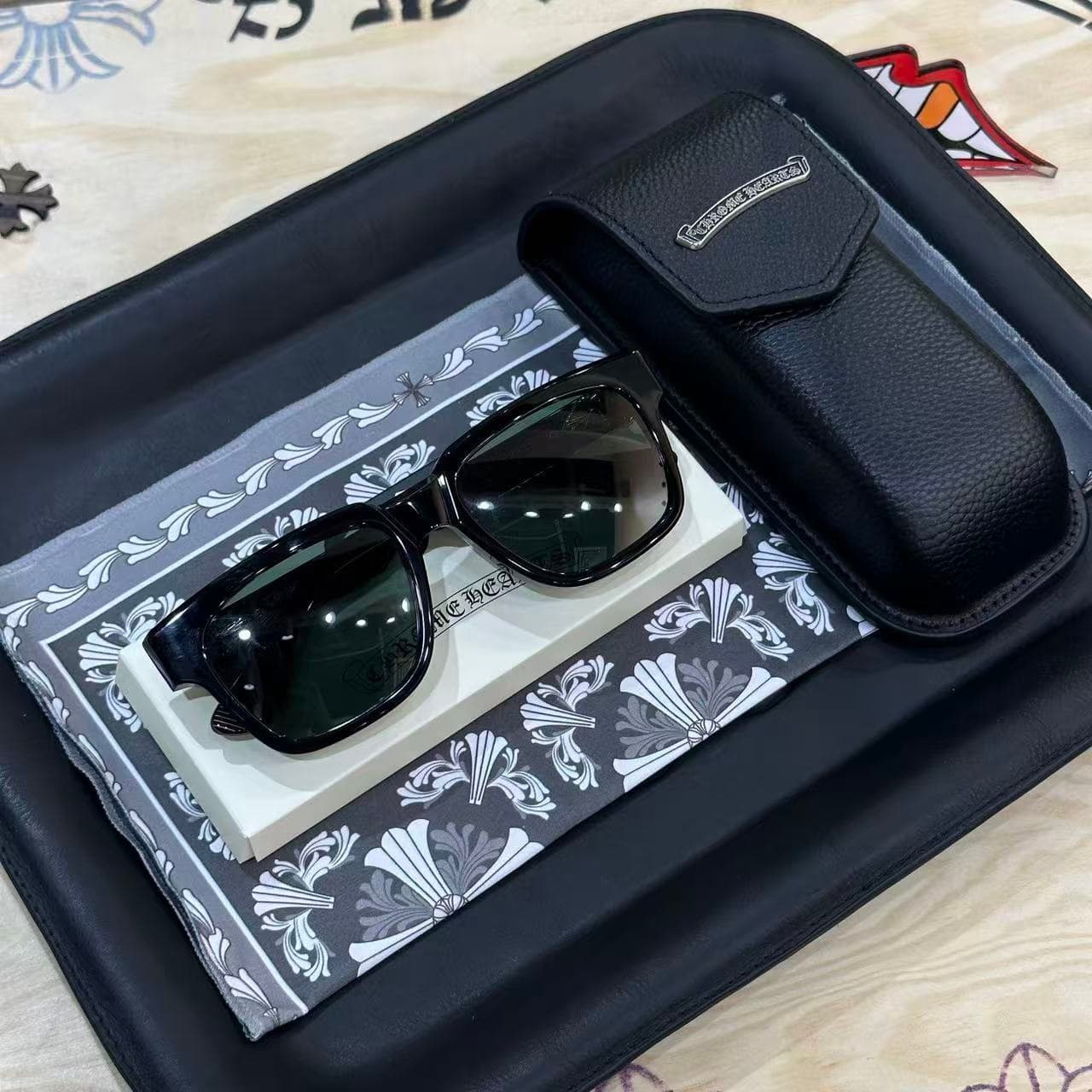 Солнцезащитные очки Chrome Hearts BOX-OFFICER в комплекте с кожаным чехлом и салфеткой