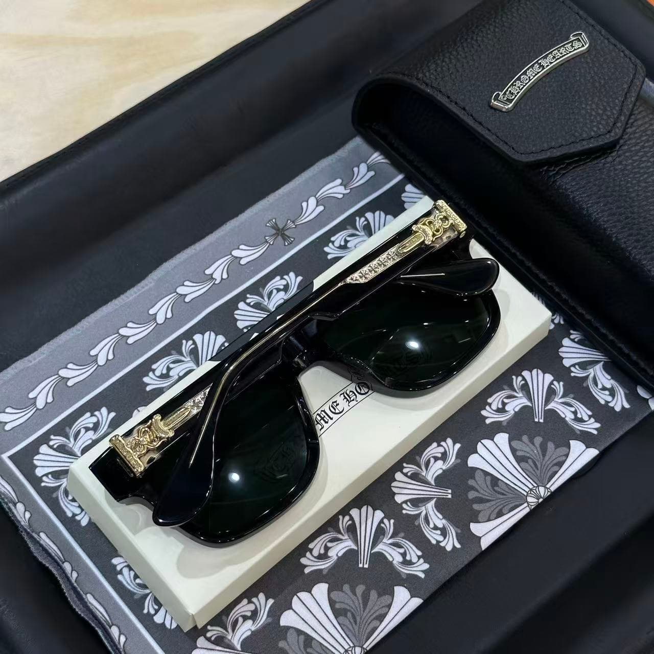 Сложенные очки Chrome Hearts BOX-OFFICER в лотке рядом с фирменным кожаным чехлом