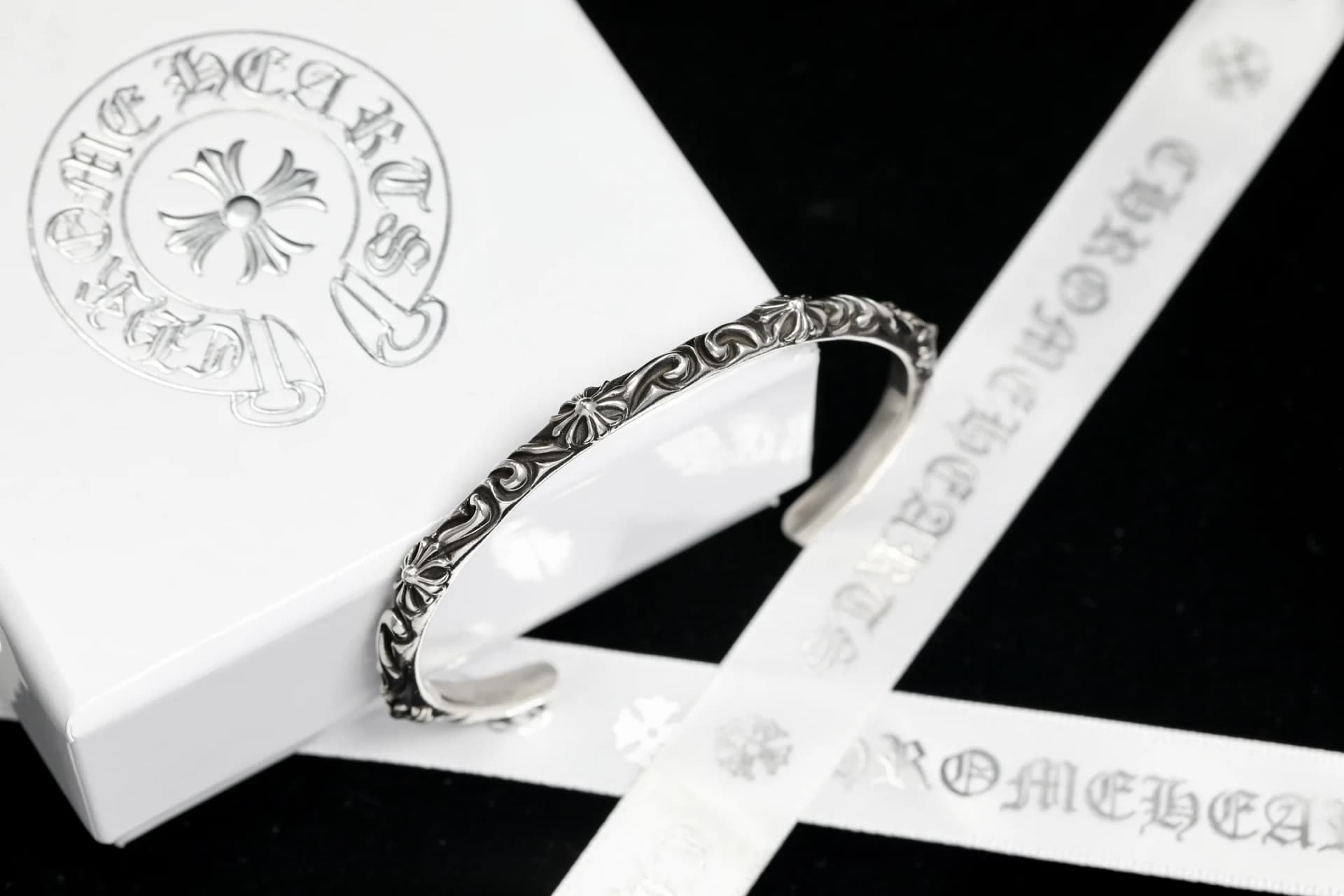 Серебряный браслет-кафф Chrome Hearts SBT в фирменной коробке с брендированной лентой
