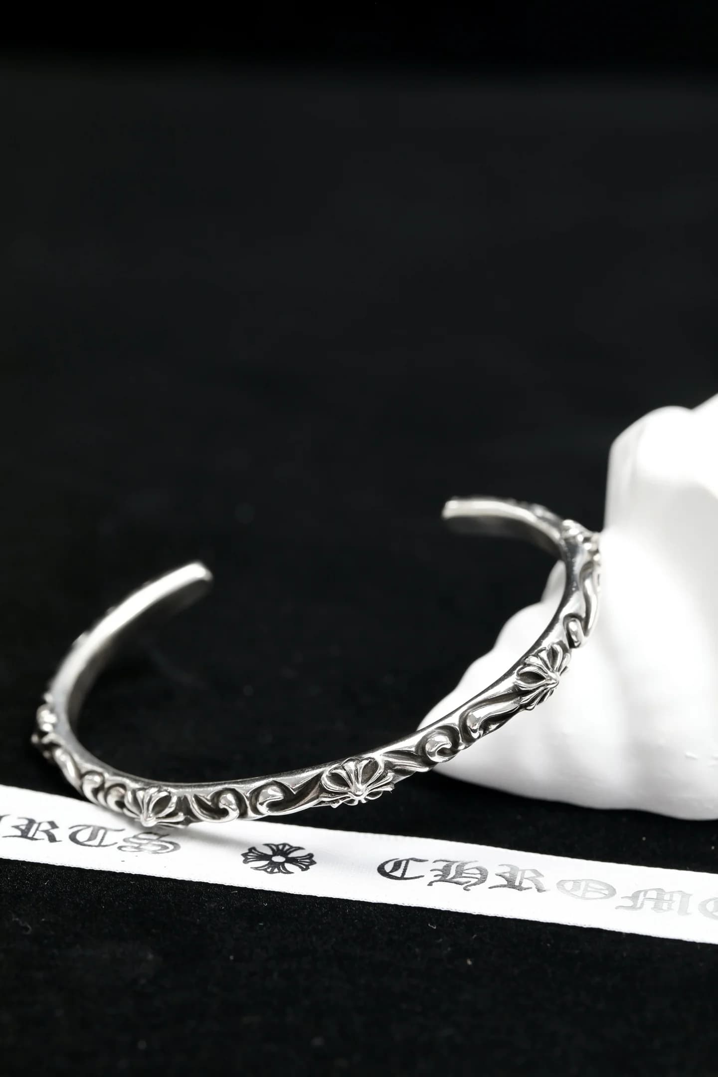 Браслет-манжета Chrome Hearts SBT, вид сверху на рельефный орнамент
