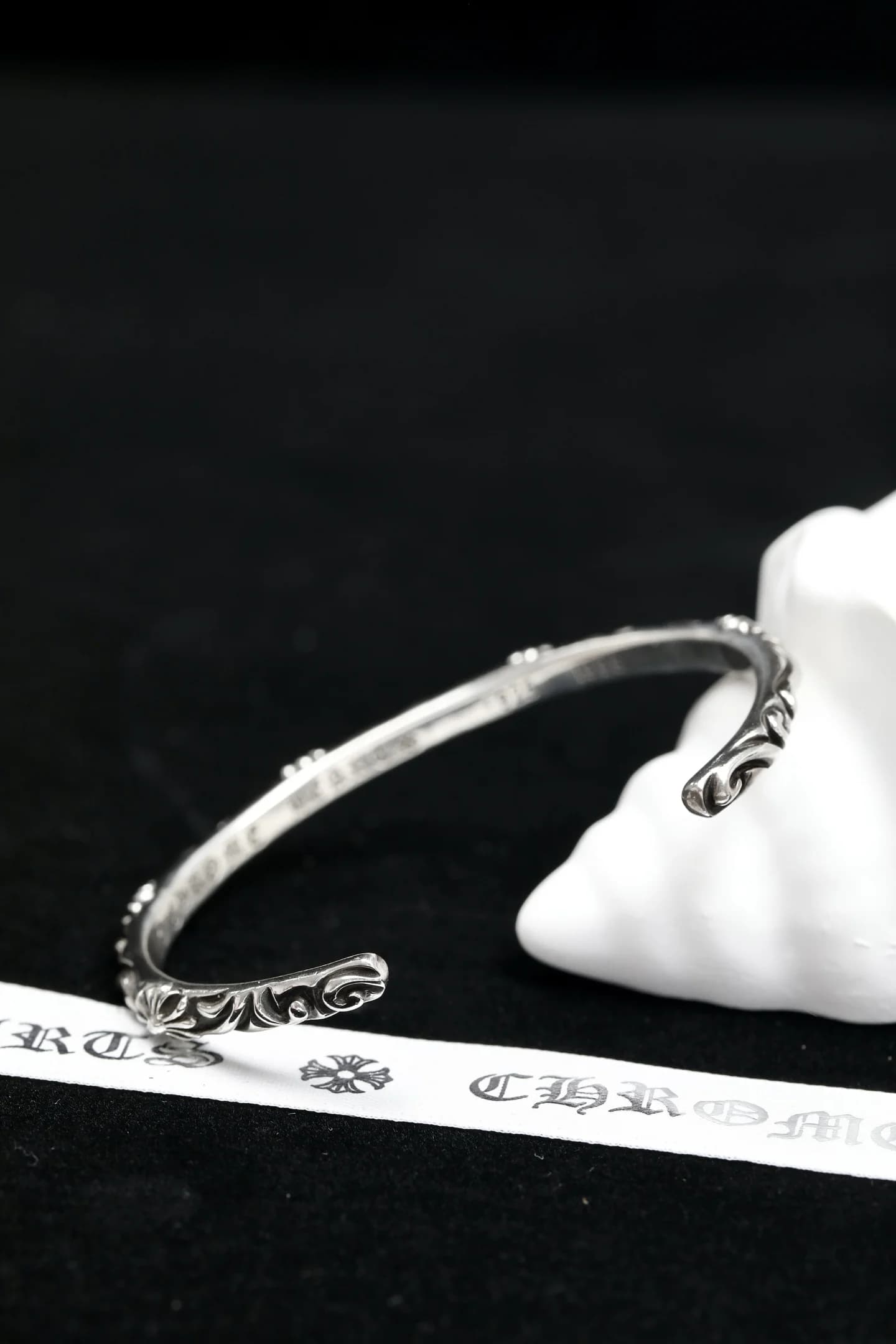 Серебряный кафф Chrome Hearts SBT на черном фоне, вид в ракурсе