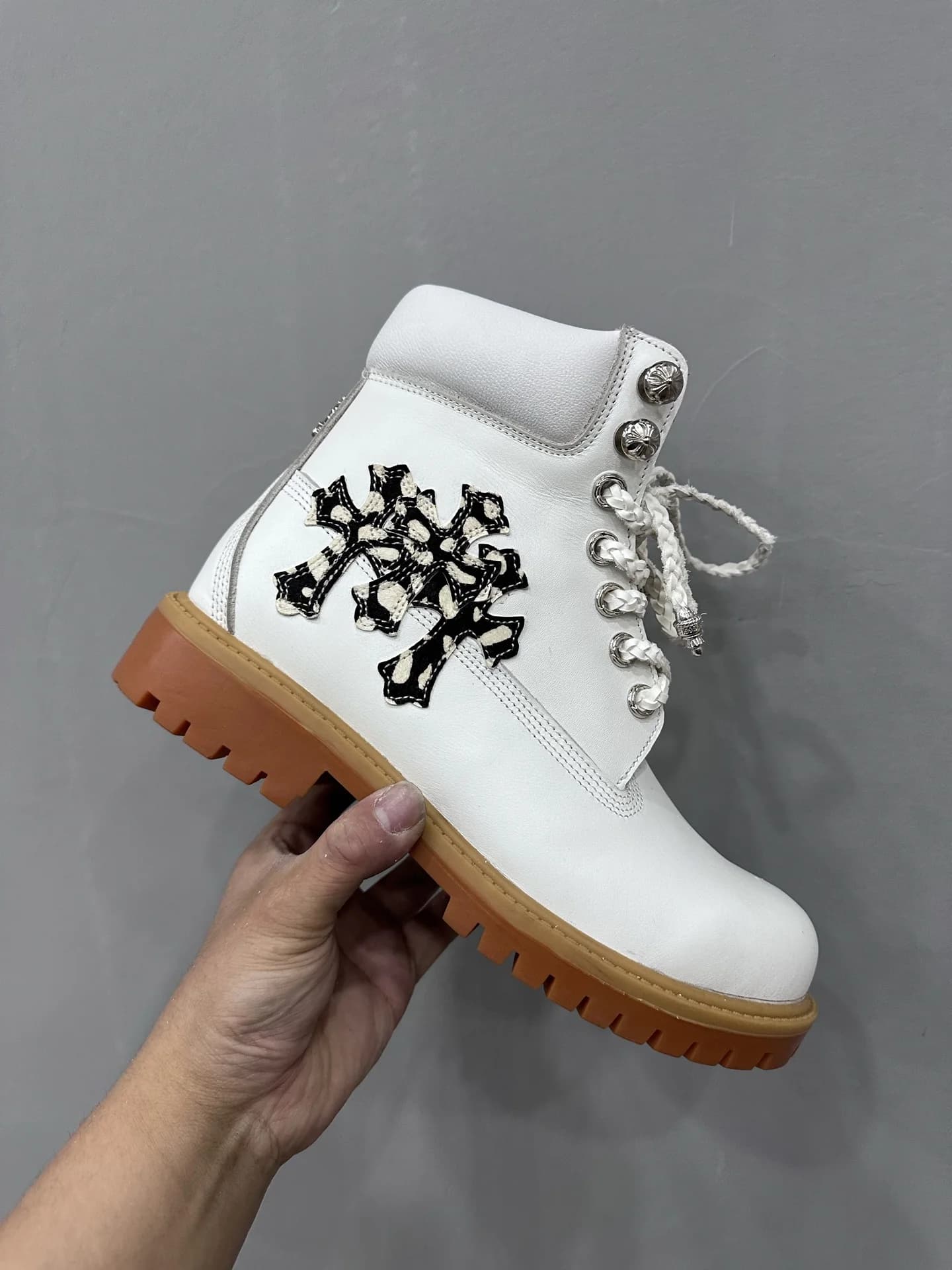 Белые кожаные ботинки Chrome Hearts x Timberland, вид сбоку с аппликацией в виде креста
