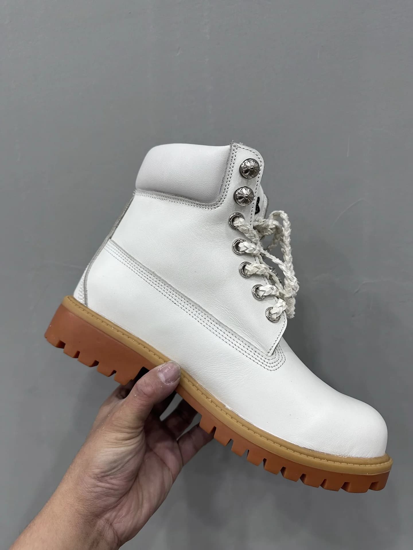 Белые кожаные ботинки Chrome Hearts x Timberland, вид сбоку без аппликации
