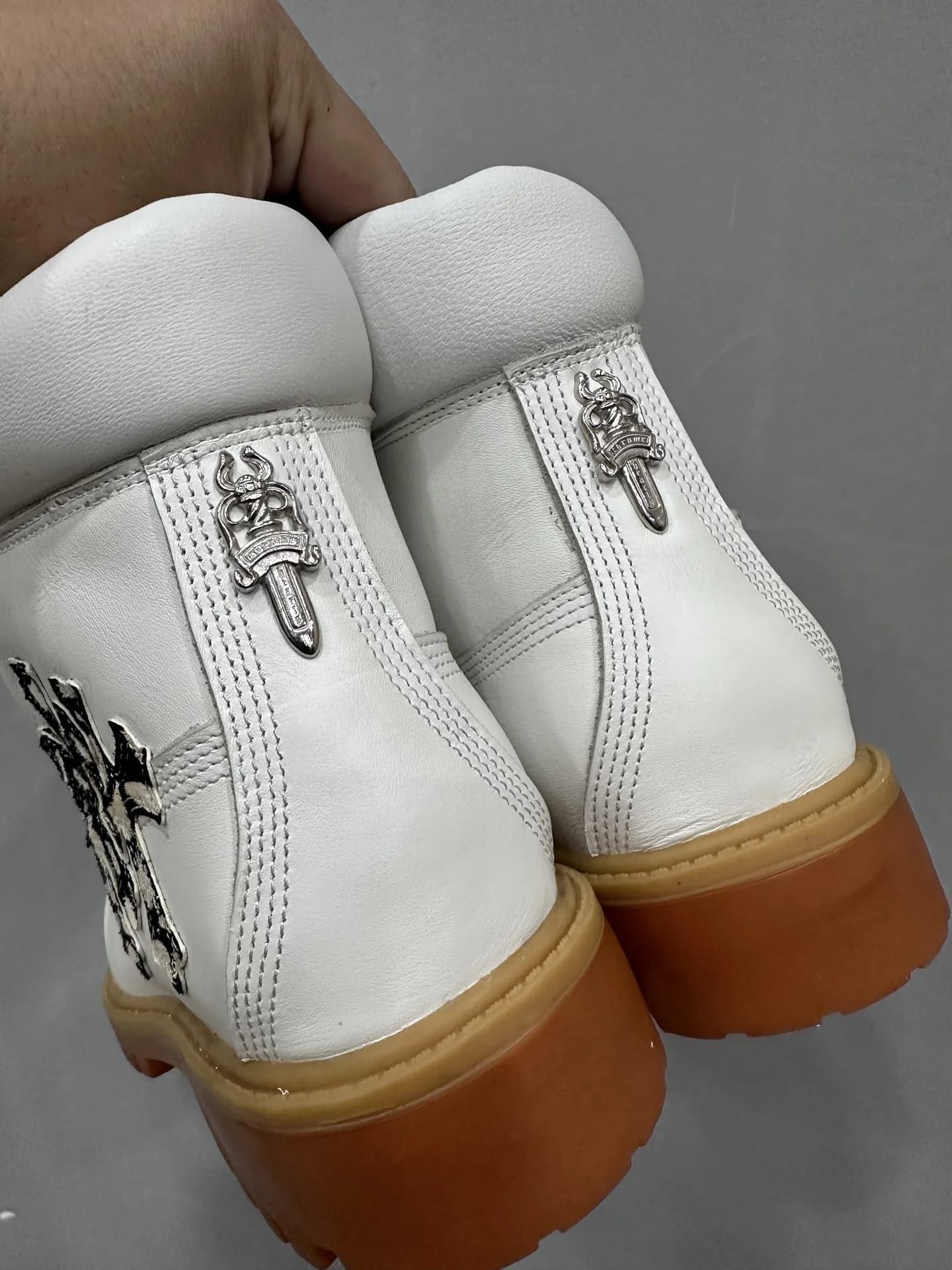 Белые кожаные ботинки Chrome Hearts x Timberland, вид сзади с деталью Dagger