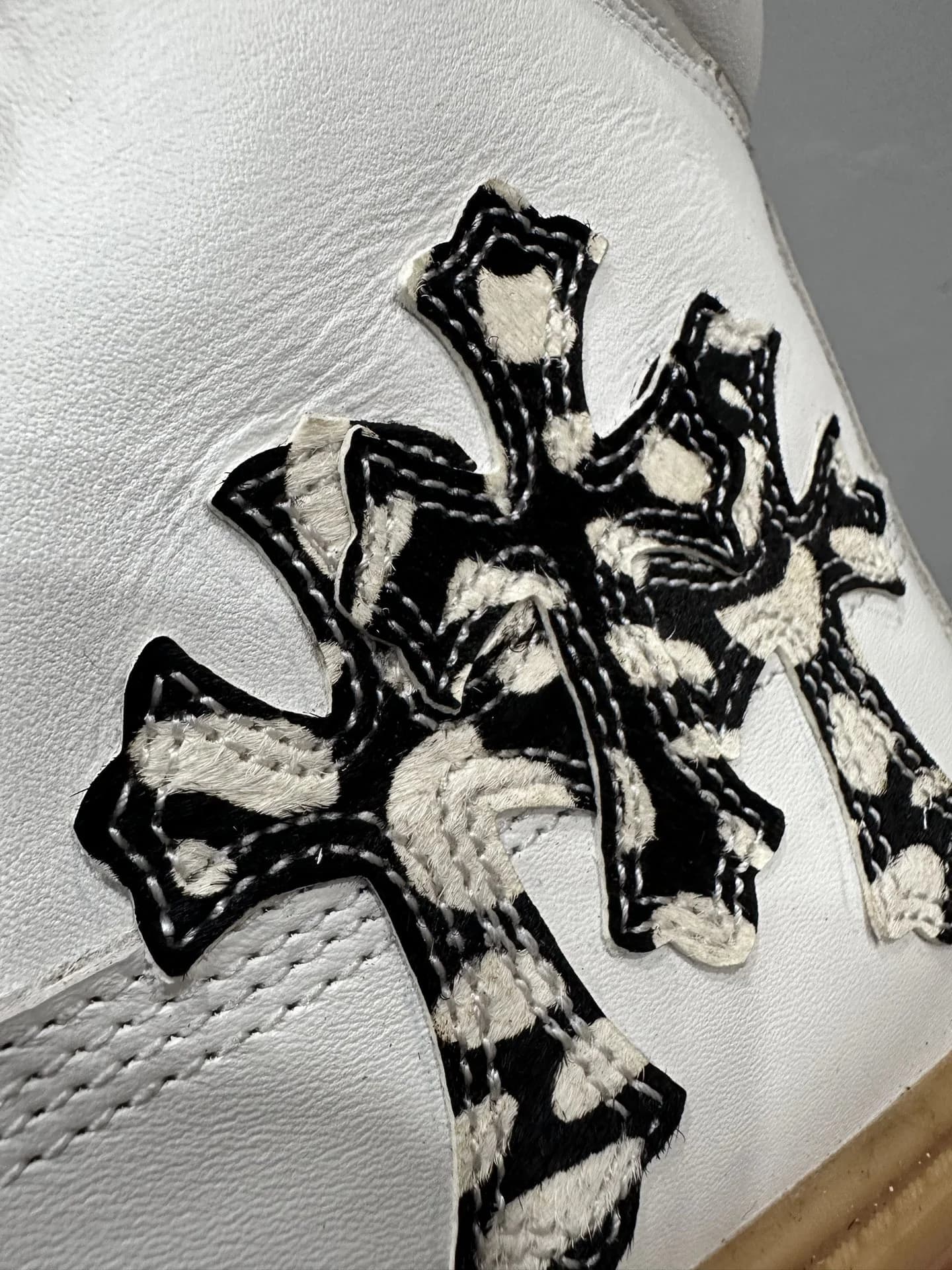 Крупный план аппликации в виде креста из пятнистого ворса на ботинках Chrome Hearts x Timberland