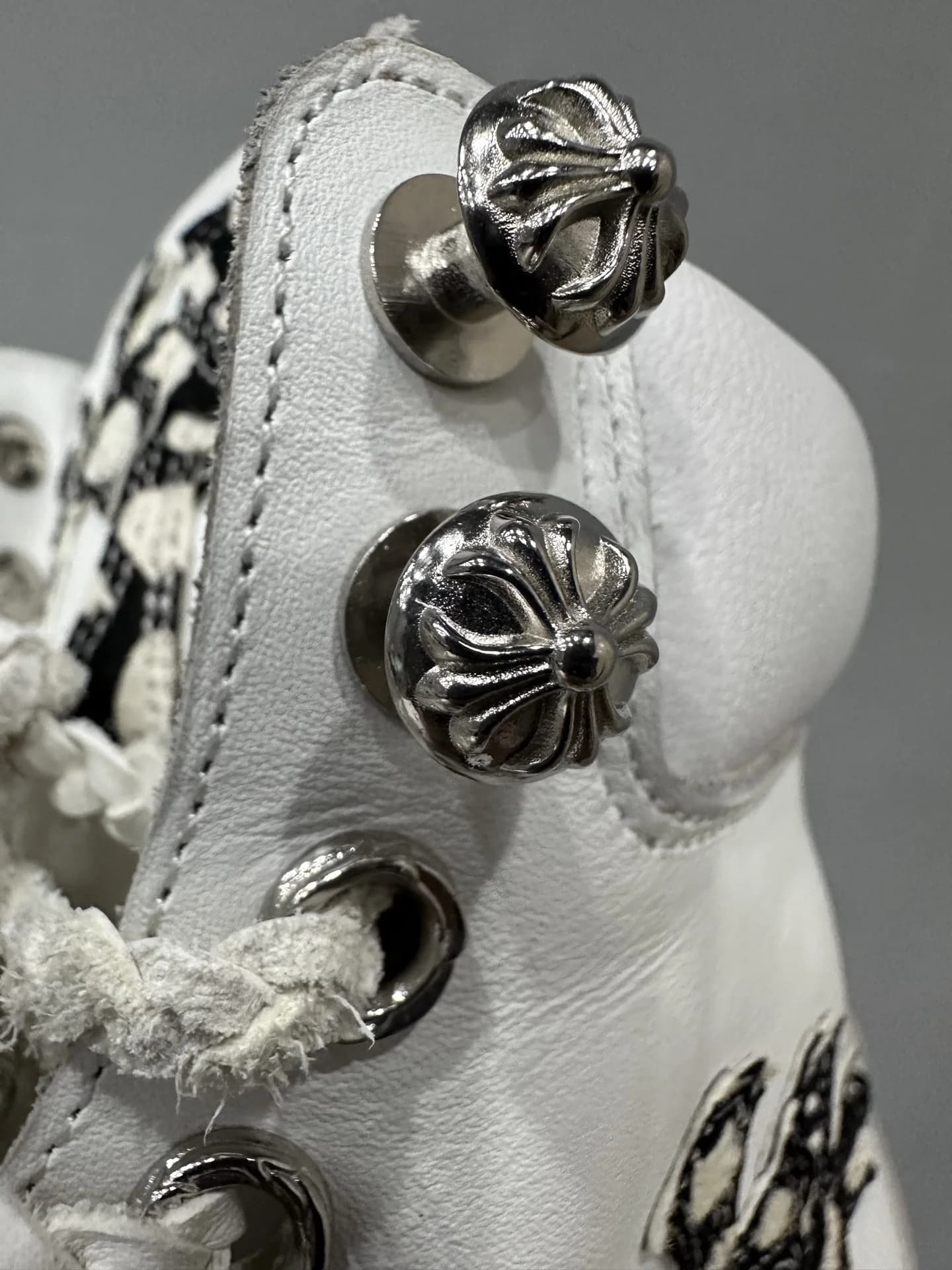 Крупный план металлических заклепок-крестов на ботинках Chrome Hearts x Timberland