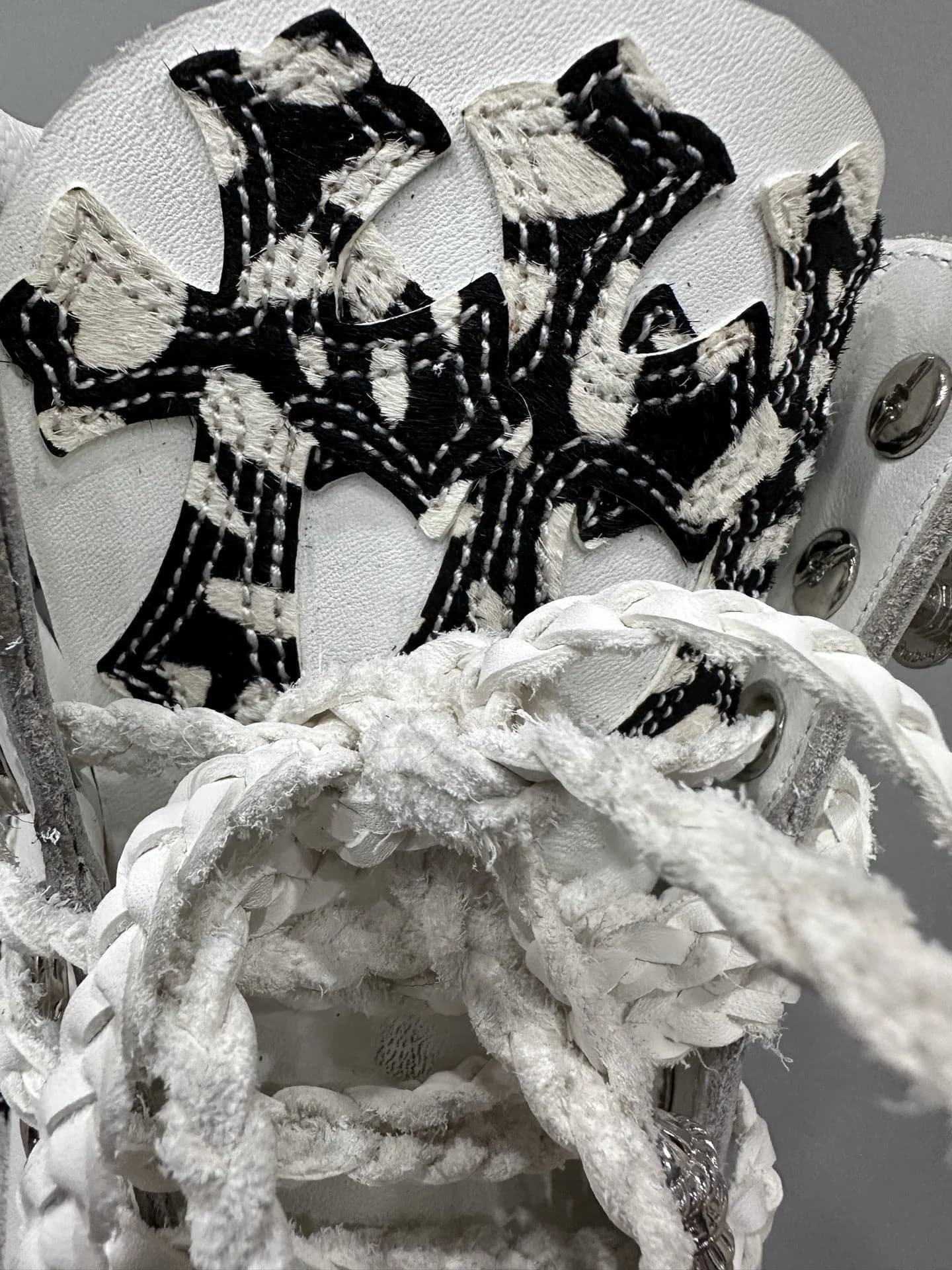 Крупный план шнуровки и язычка ботинок Chrome Hearts x Timberland