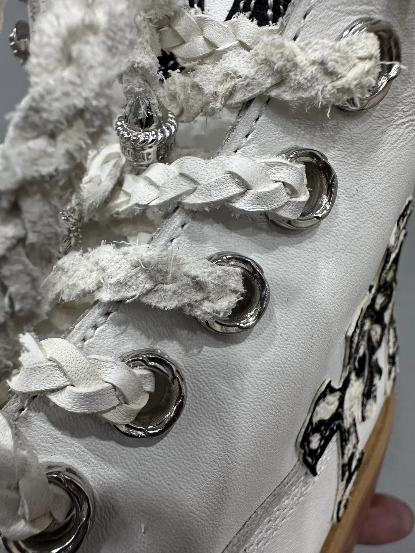 Крупный план люверсов и плетеных шнурков ботинок Chrome Hearts x Timberland