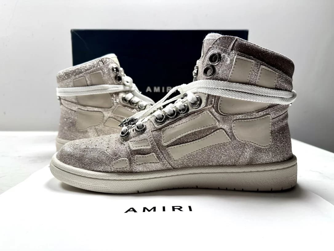 Высокие кеды Chrome Hearts x Amiri Skel Top High золотистого цвета, вид сбоку с внешней стороны