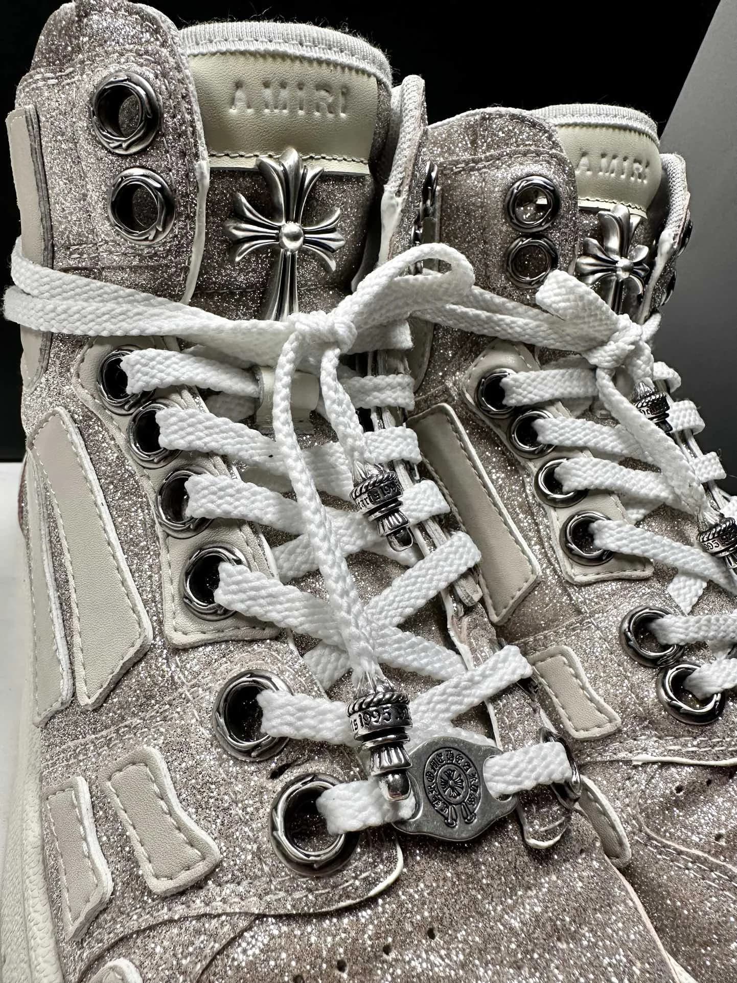 Детали шнуровки и серебряный крест Chrome Hearts на язычке кед Chrome Hearts x Amiri Skel Top High
