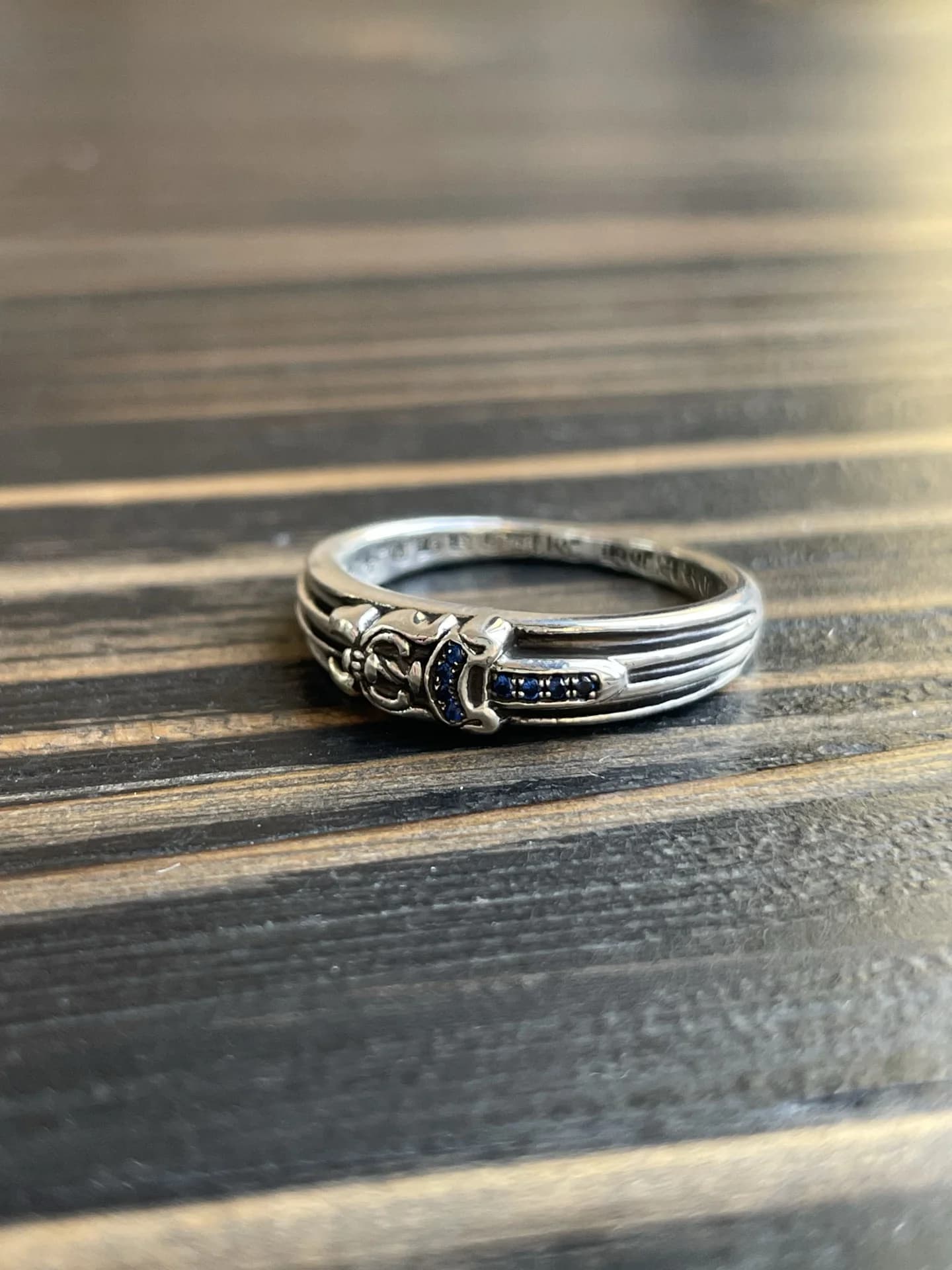 Кольцо Chrome Hearts Baby Classic Dagger крупным планом с акцентом на мотиве кинжала