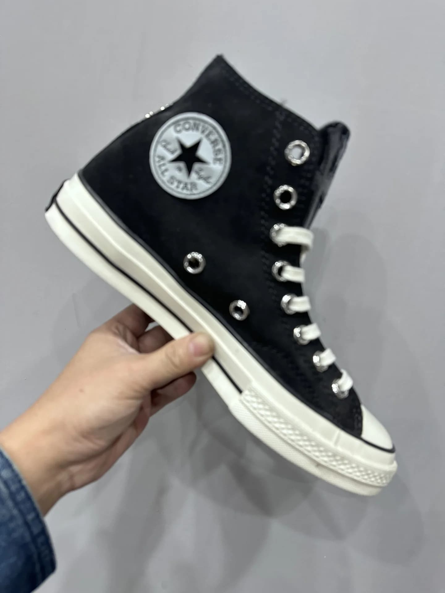 Боковая сторона кед Chrome Hearts x Converse Chuck 70 с логотипом Converse