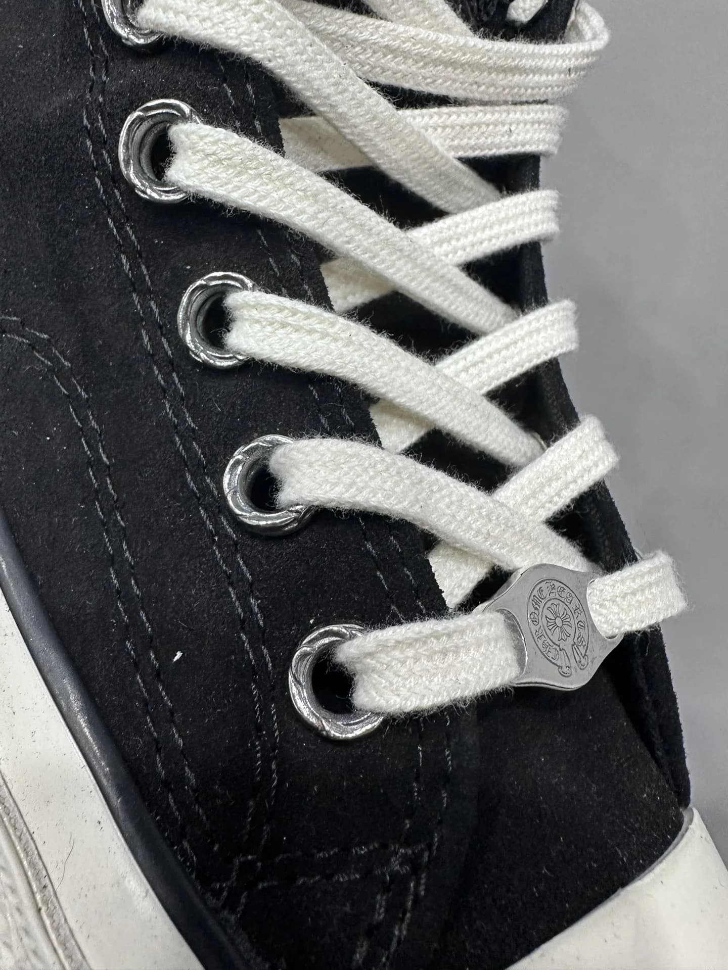 Детали шнуровки и серебряная фурнитура кед Chrome Hearts x Converse Chuck 70