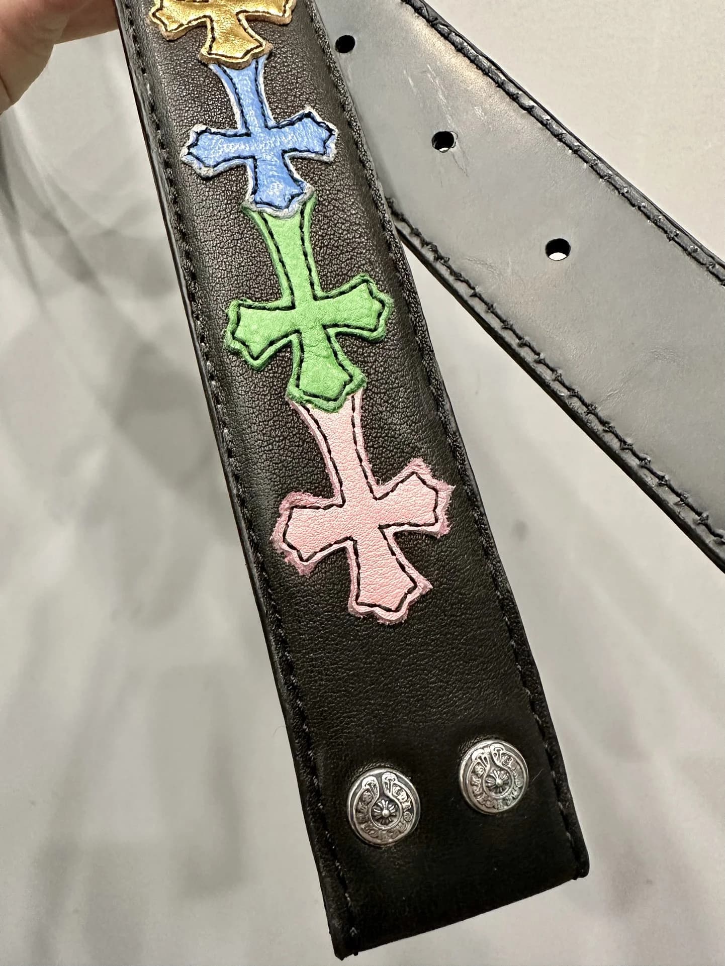 Кожаные разноцветные нашивки крестов и серебряные кнопки ремня Chrome Hearts